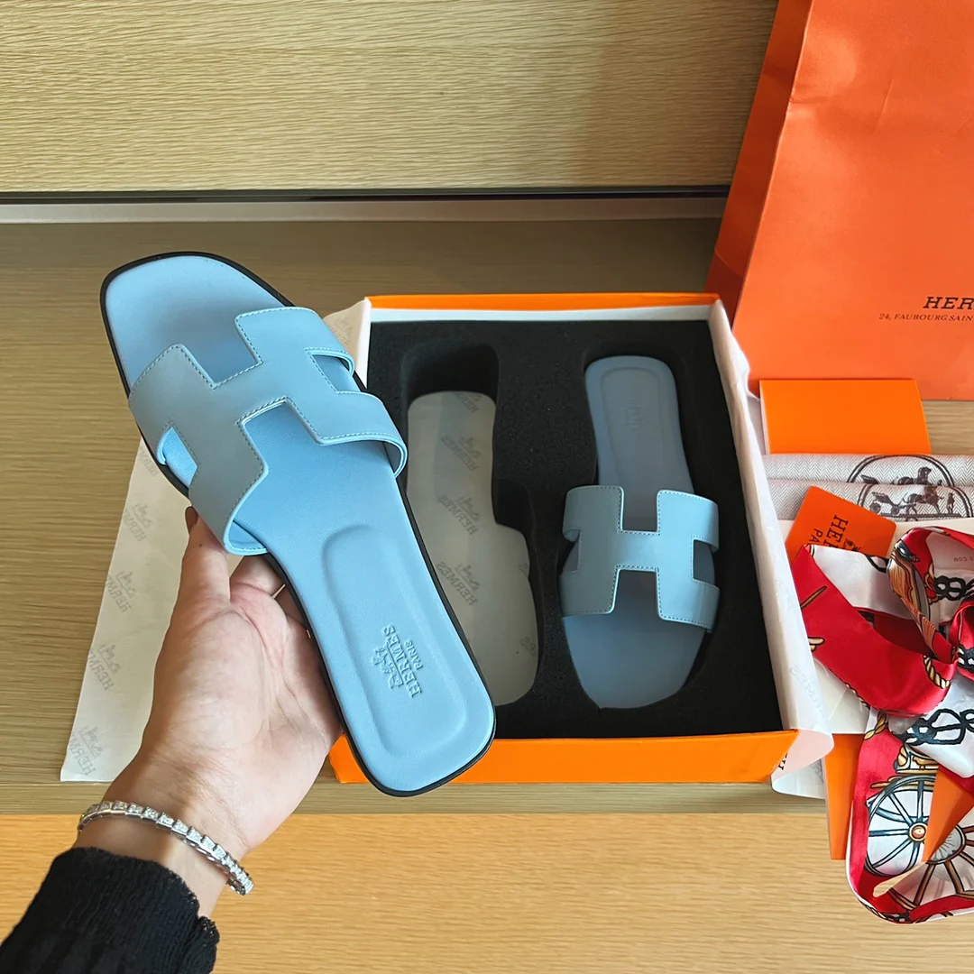 Сандалии Hermes на плоской подошве - верх из однотонной кожи - подошва, полностью закрывающая стопу