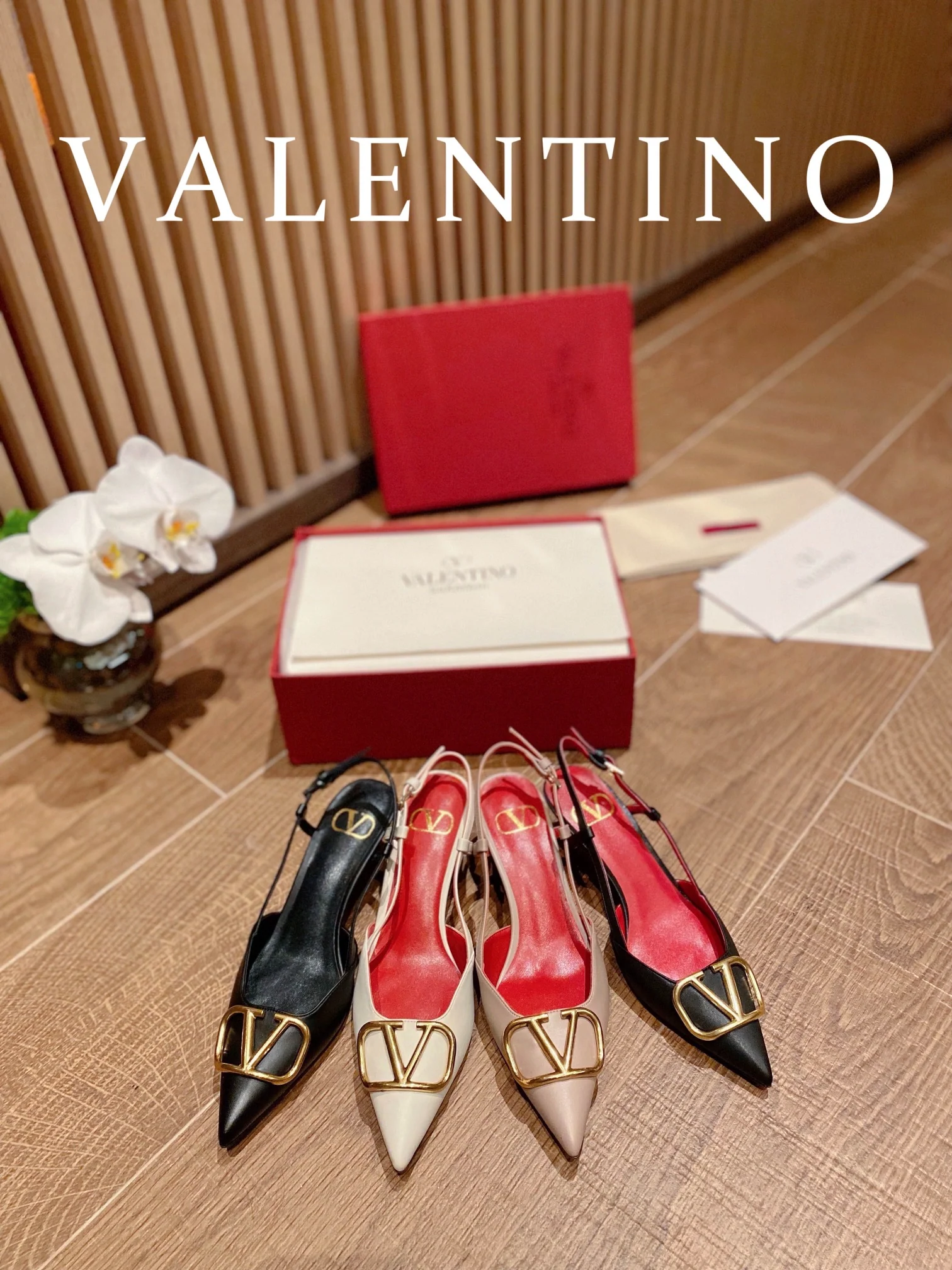 Valentino - Белые туфли на низком каблуке с острым носком