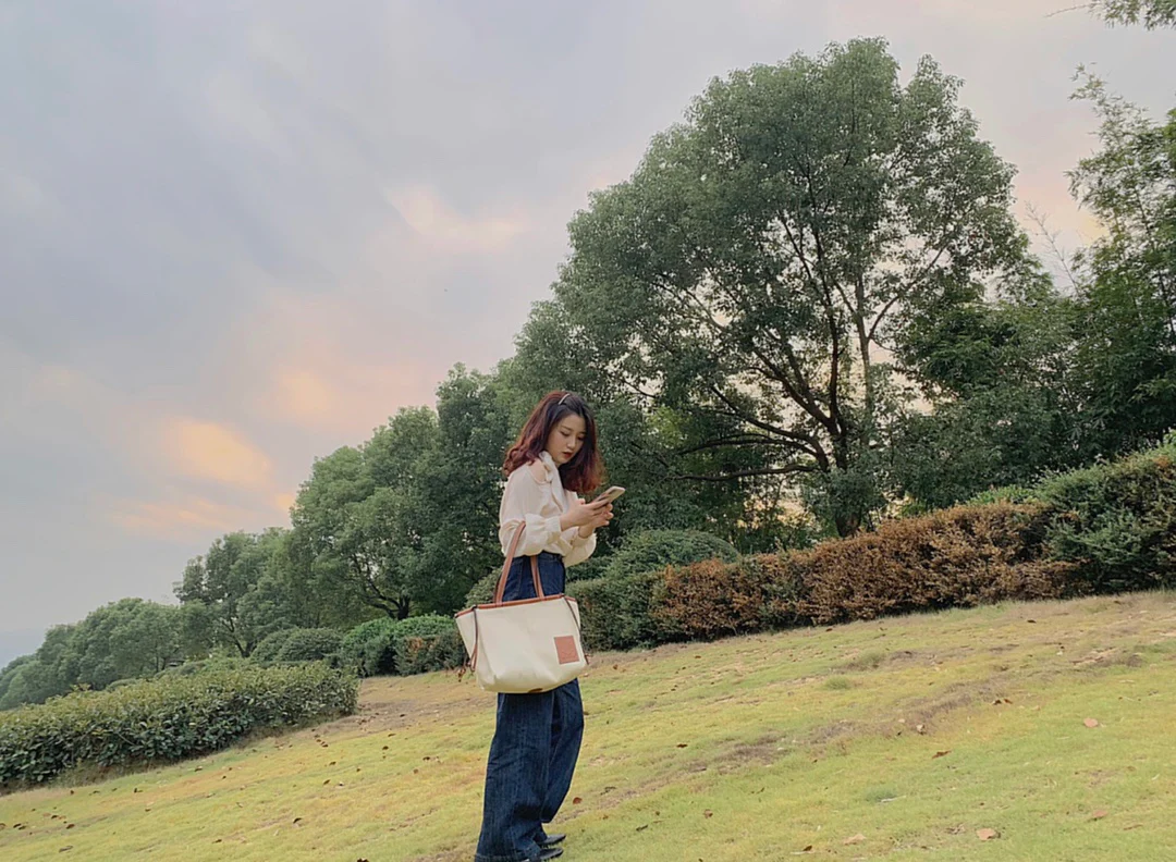 Сумка-тоут Loewe с подушкой — белая и коричневая кожа — изображение верхней части тела.