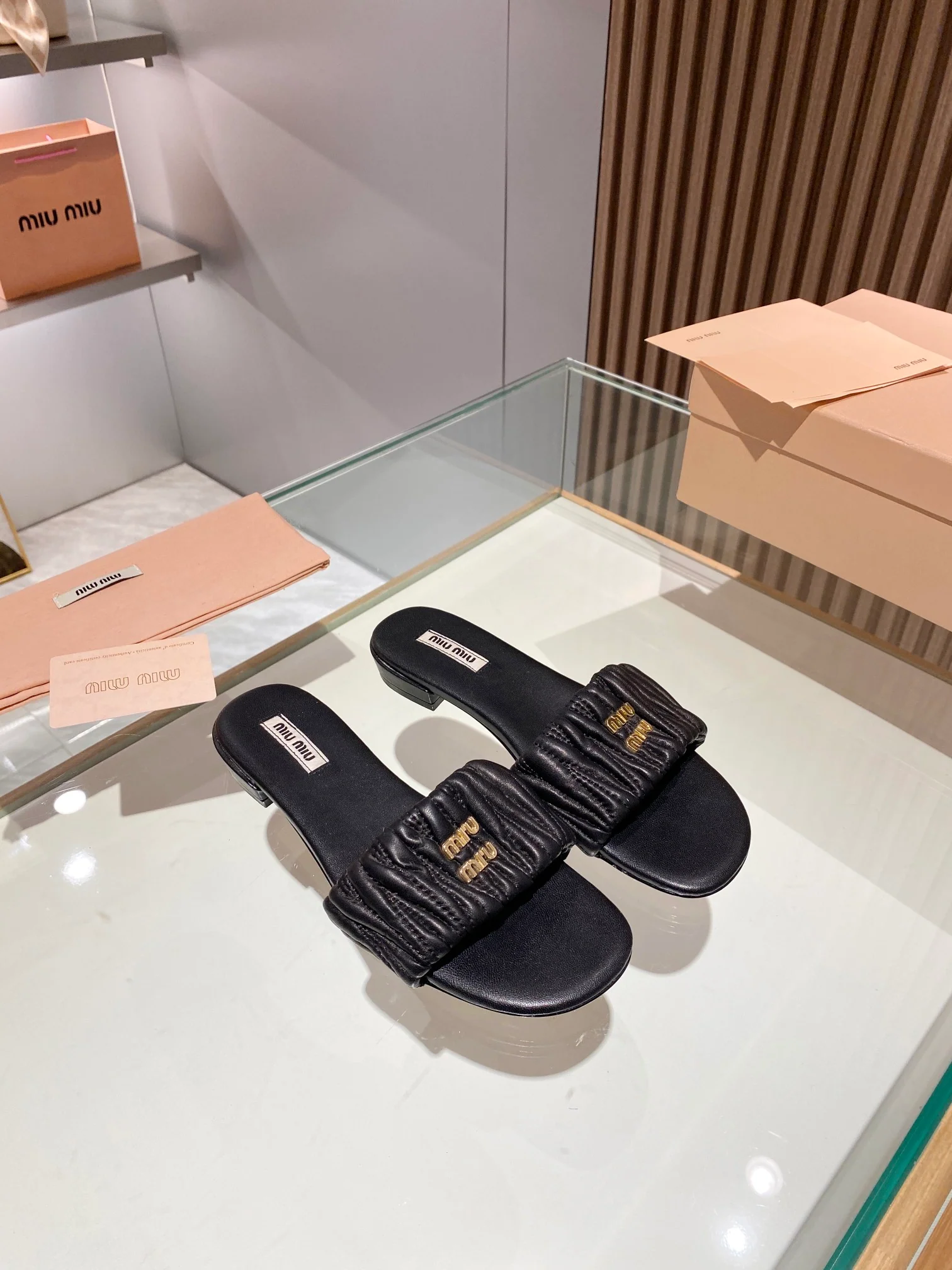 Новинка весны 2023 года от Miu Miu - плоские тапочки - черные