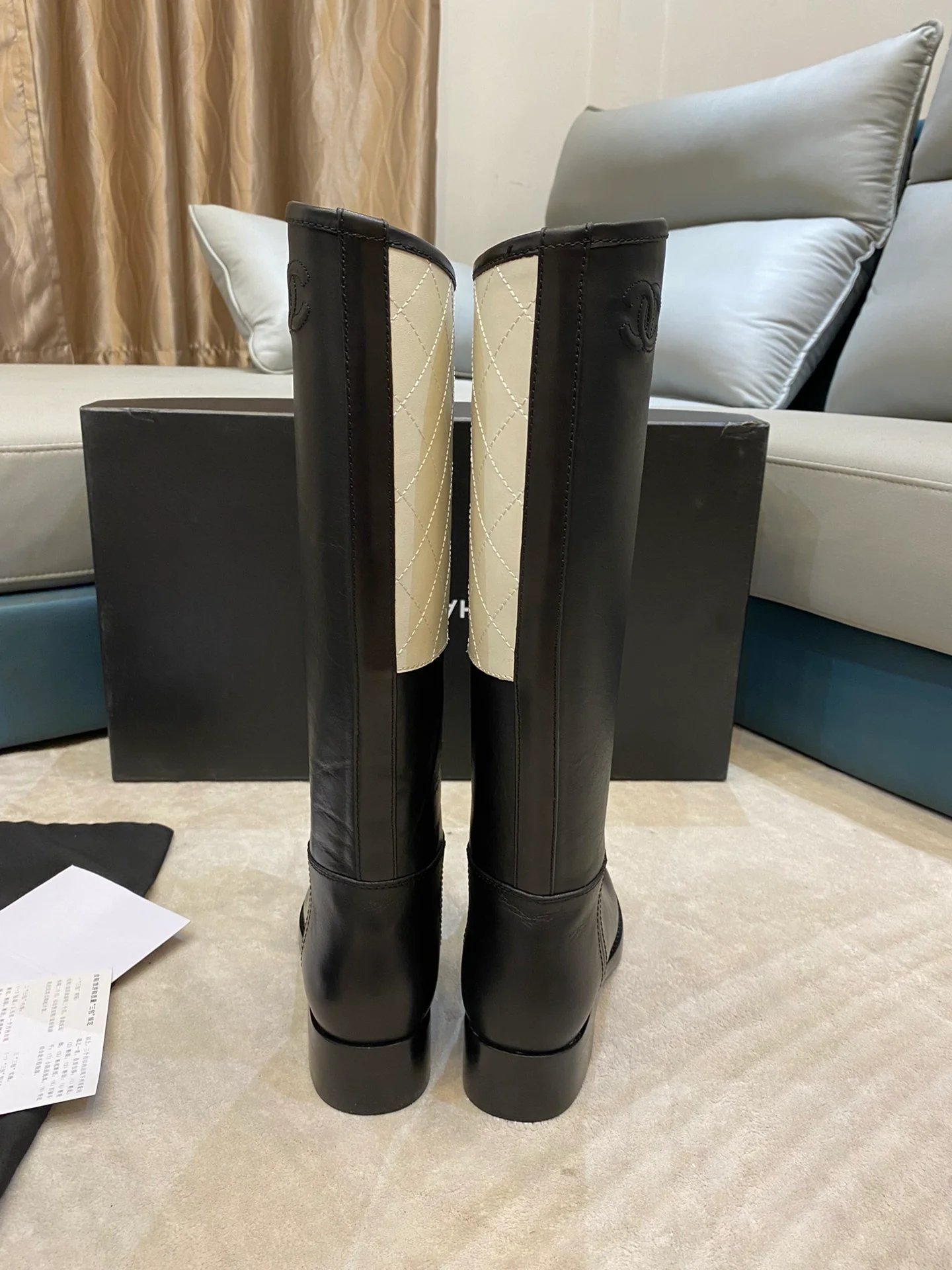 Новинка 2022 года от Chanel — кожаные сапоги.