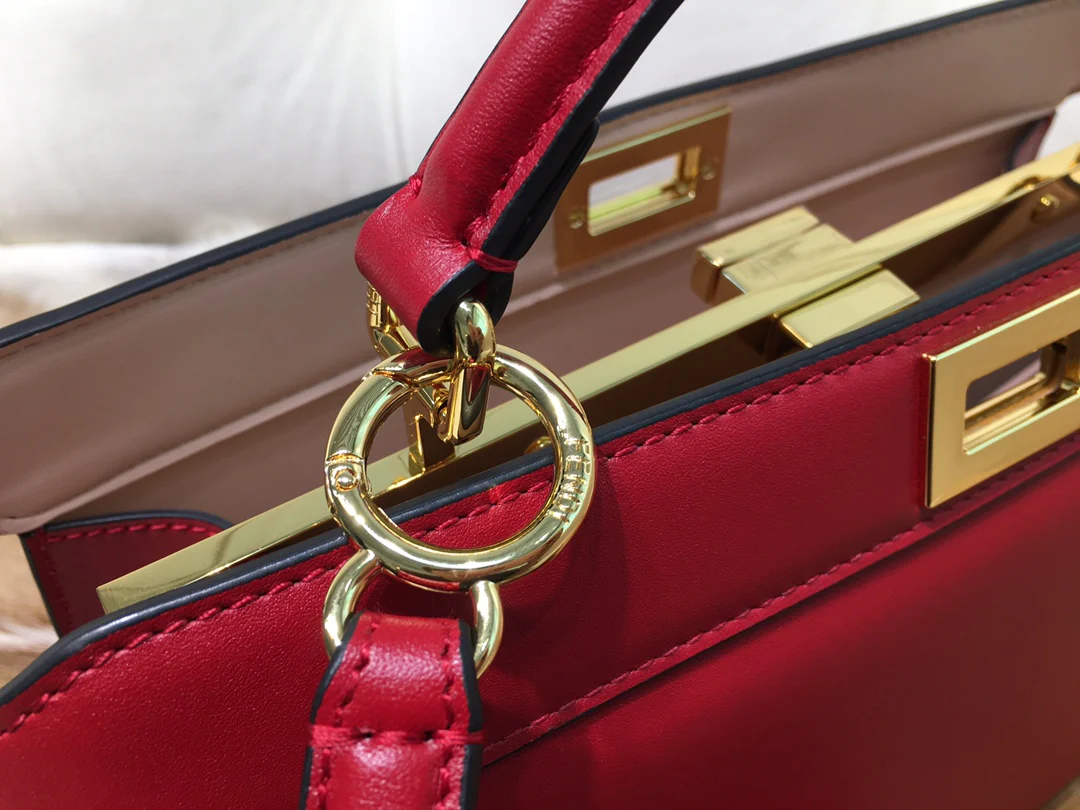 Розовая кожаная сумка Fendi Peekaboo i Seey