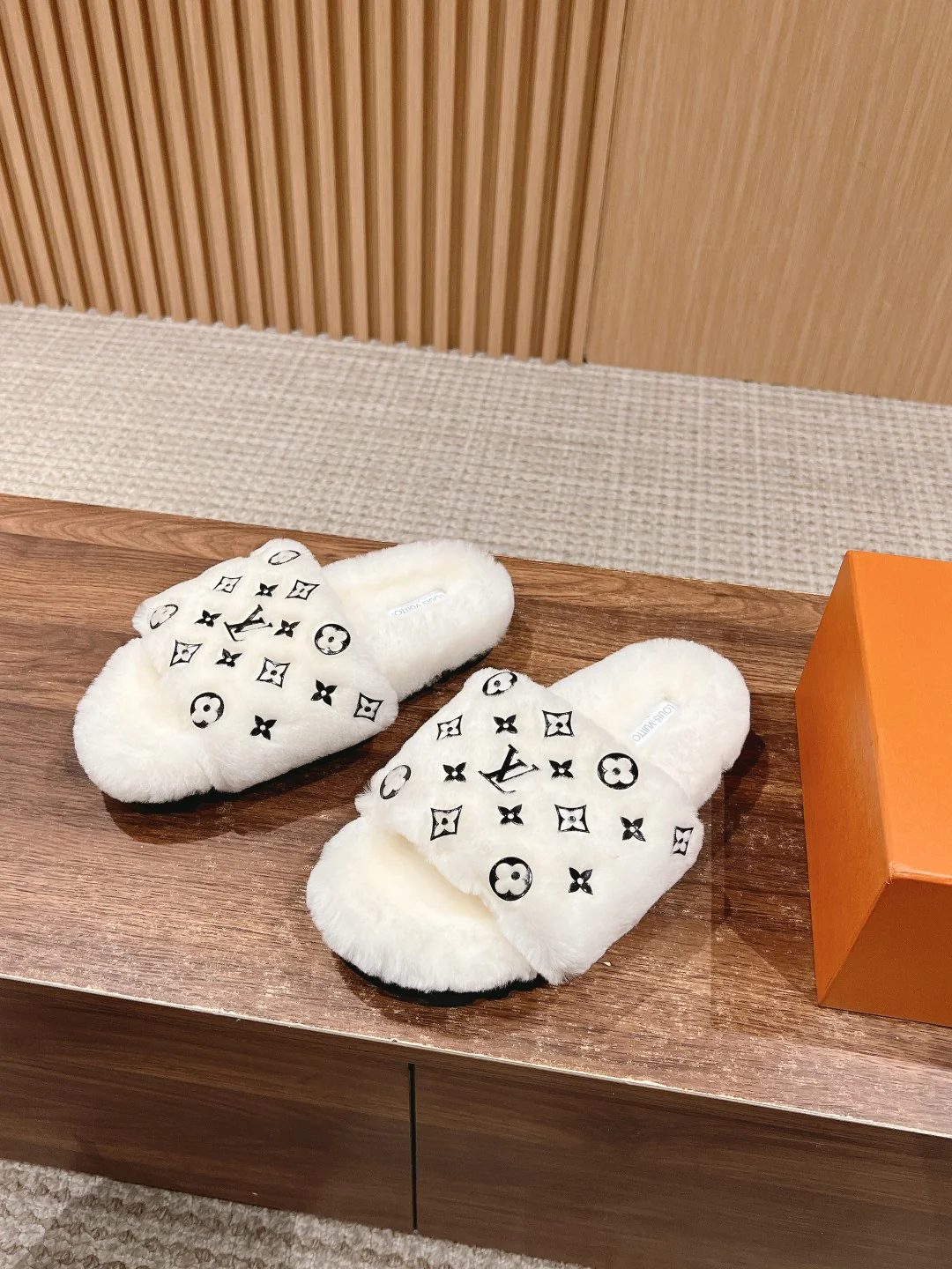 LV-2024 Плоские шерстяные жаккардовые тапочки с логотипом - белые