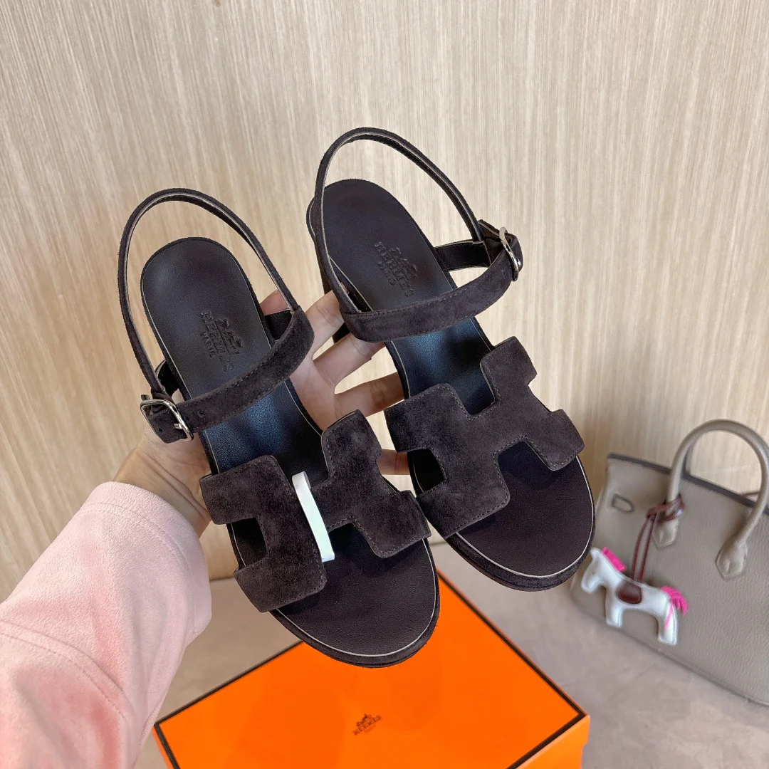 Модные босоножки на высоком каблуке Hermes 2024 года — темно-коричневые.