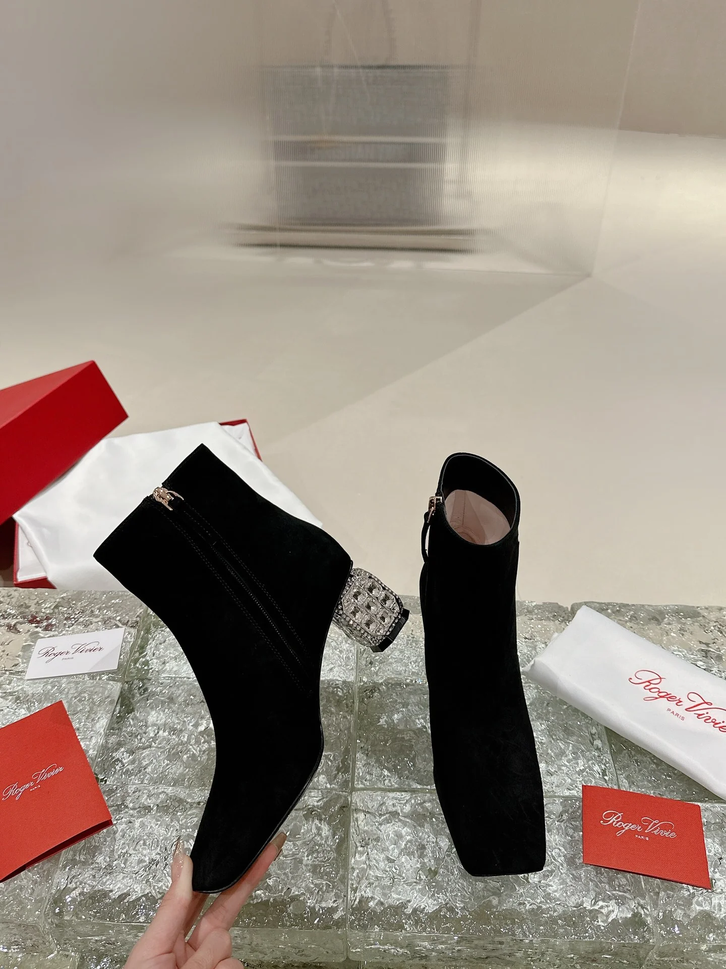 Кожаные ботильоны RV-2024 с ромбовидным рисунком - черные