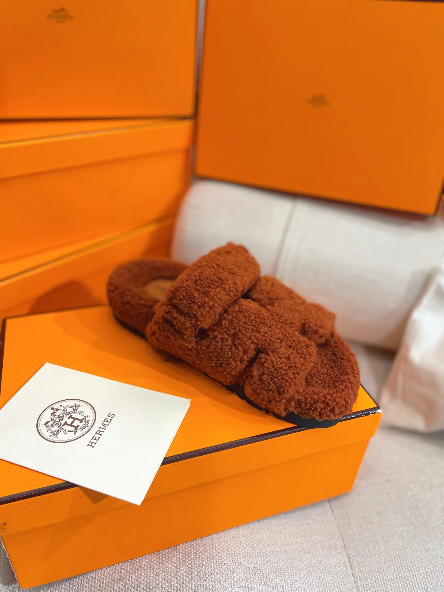 Новинка осенне-зимней коллекции Hermes — тапочки из овечьей шерсти и кожи в стиле пэчворк — коричневые.