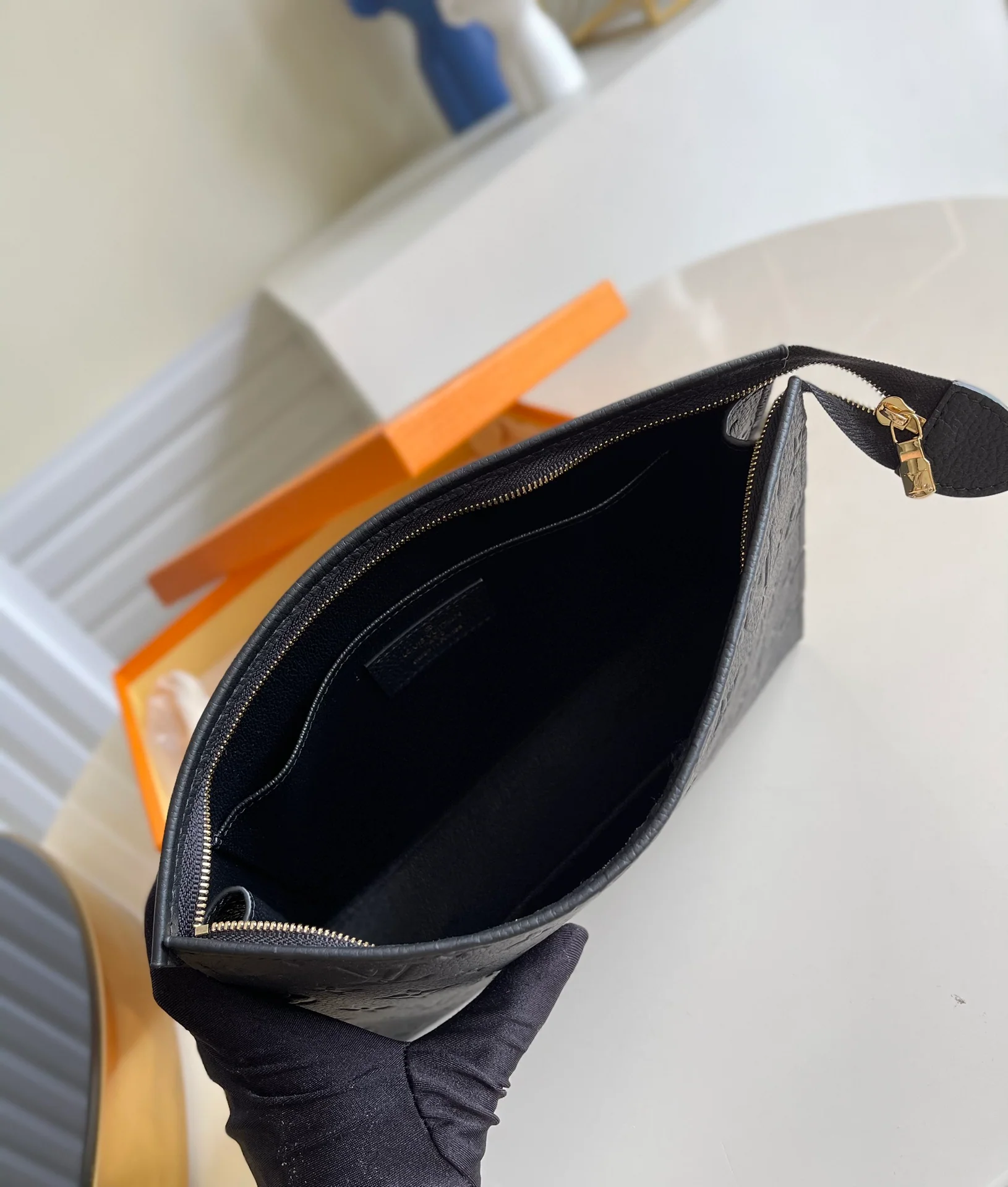 lv-m45665-Черная тисненая сумка-клатч