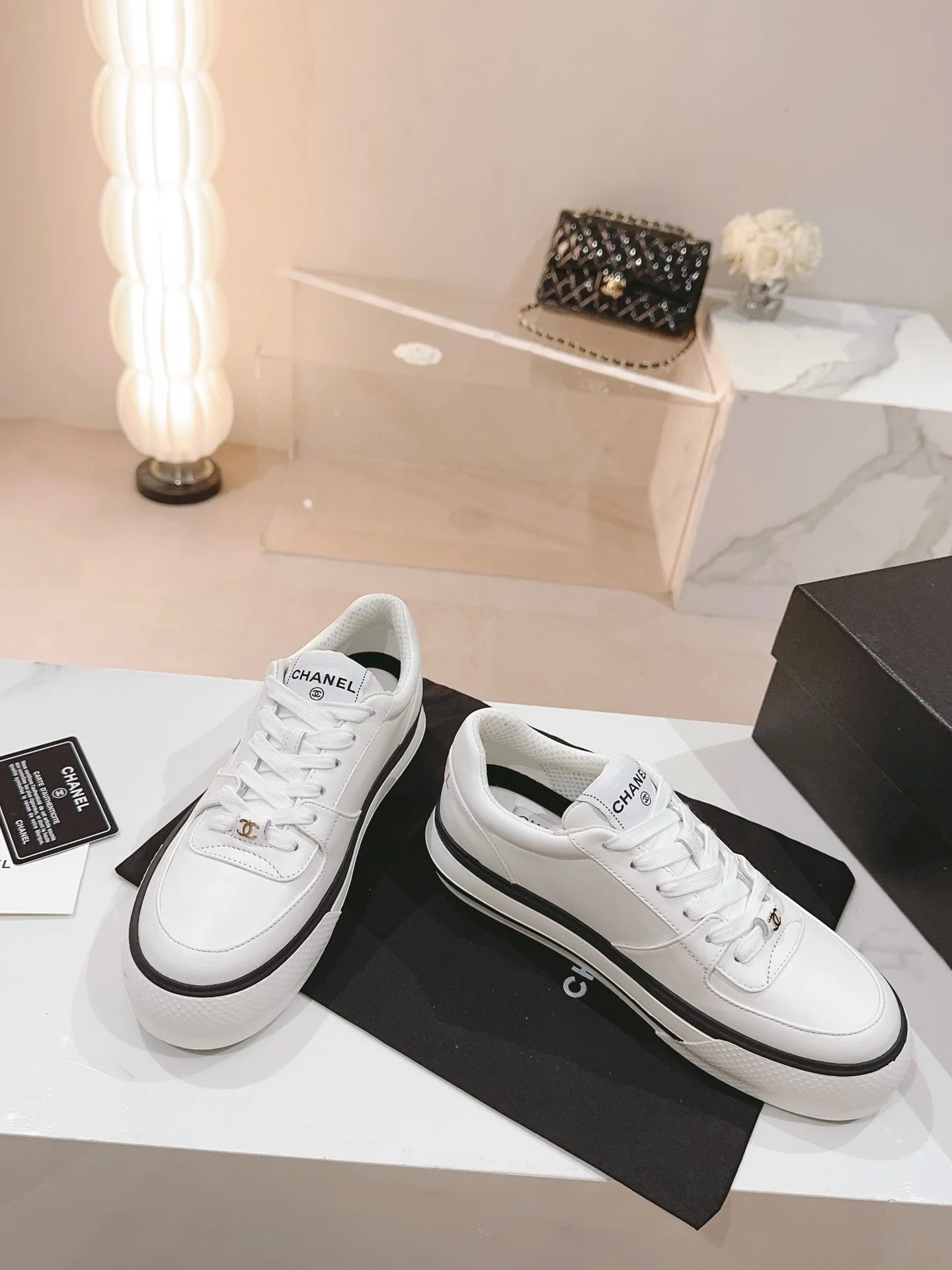 Новинка сезона ?Начало осени? от Chanel — повседневные туфли на платформе.