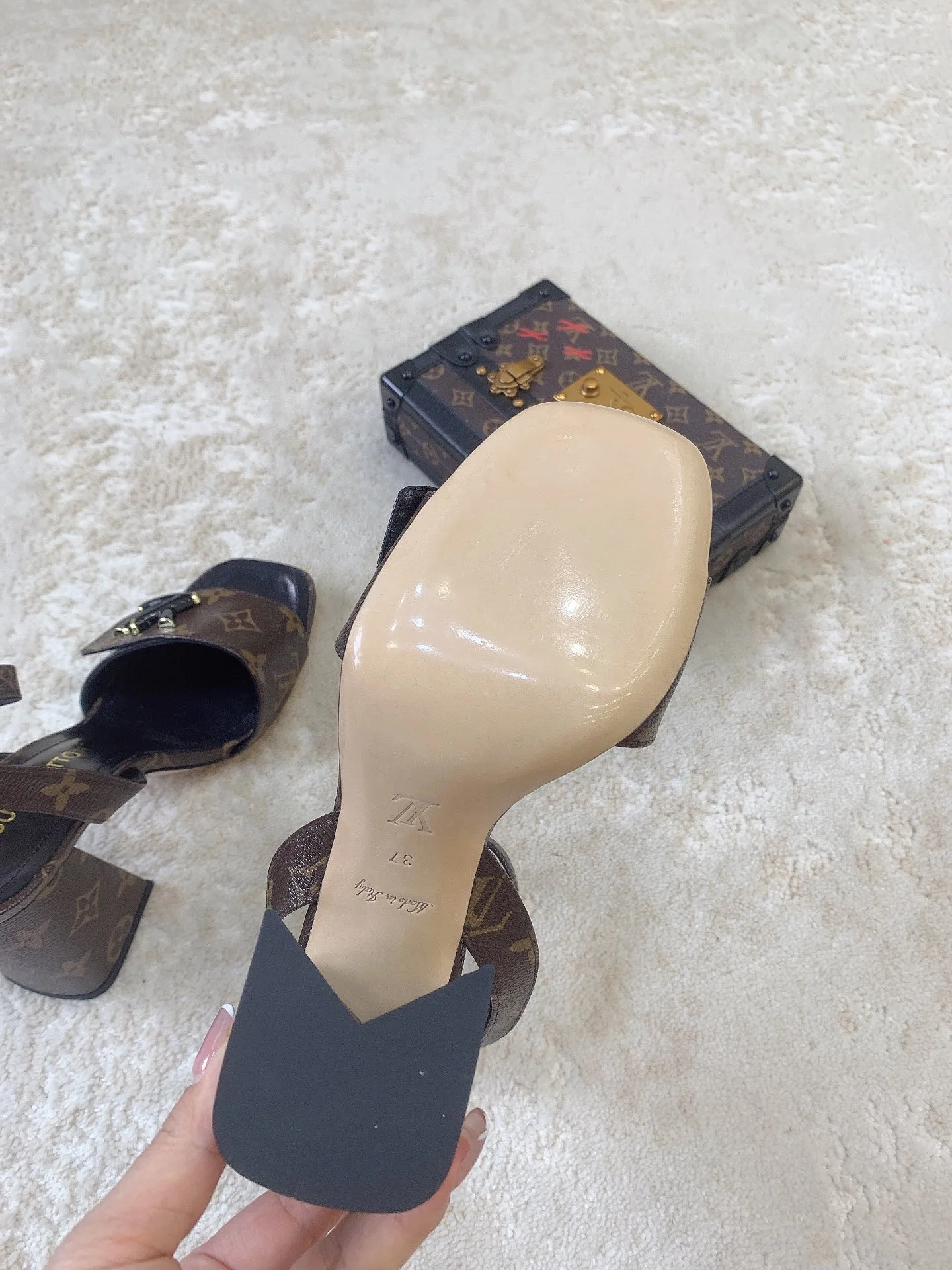 Новинка сезона весна/лето 2023 от LV - Босоножки на высоком каблуке - Черный монограммный узор