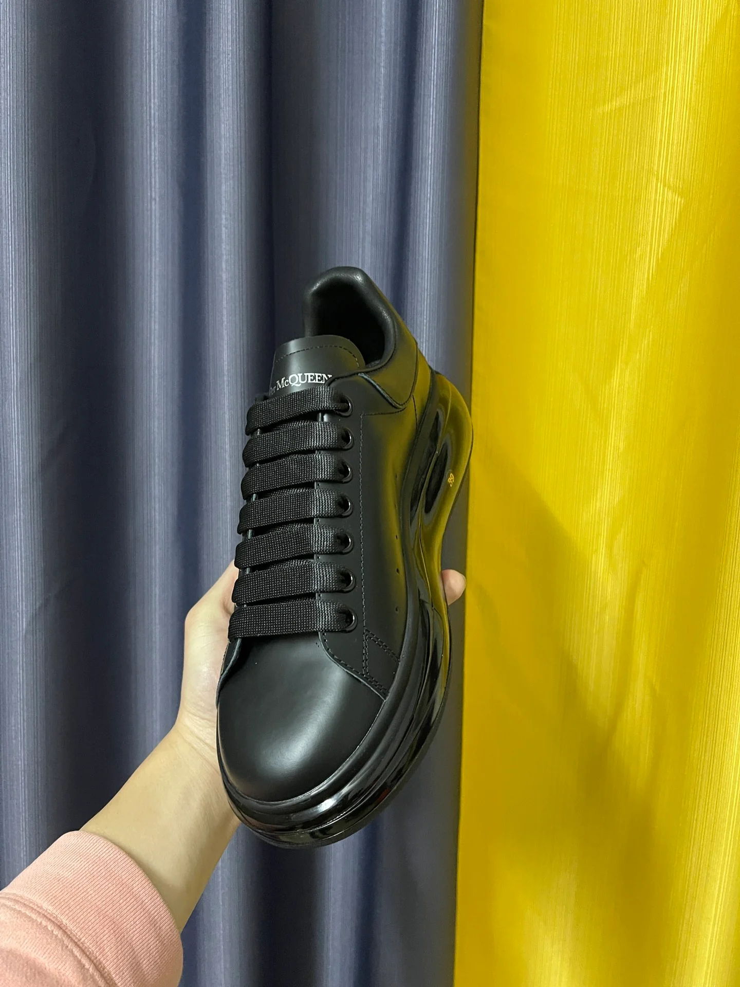 Классические белые кроссовки McQueen - унисекс - полностью из черной кожи с черной воздушной подушкой