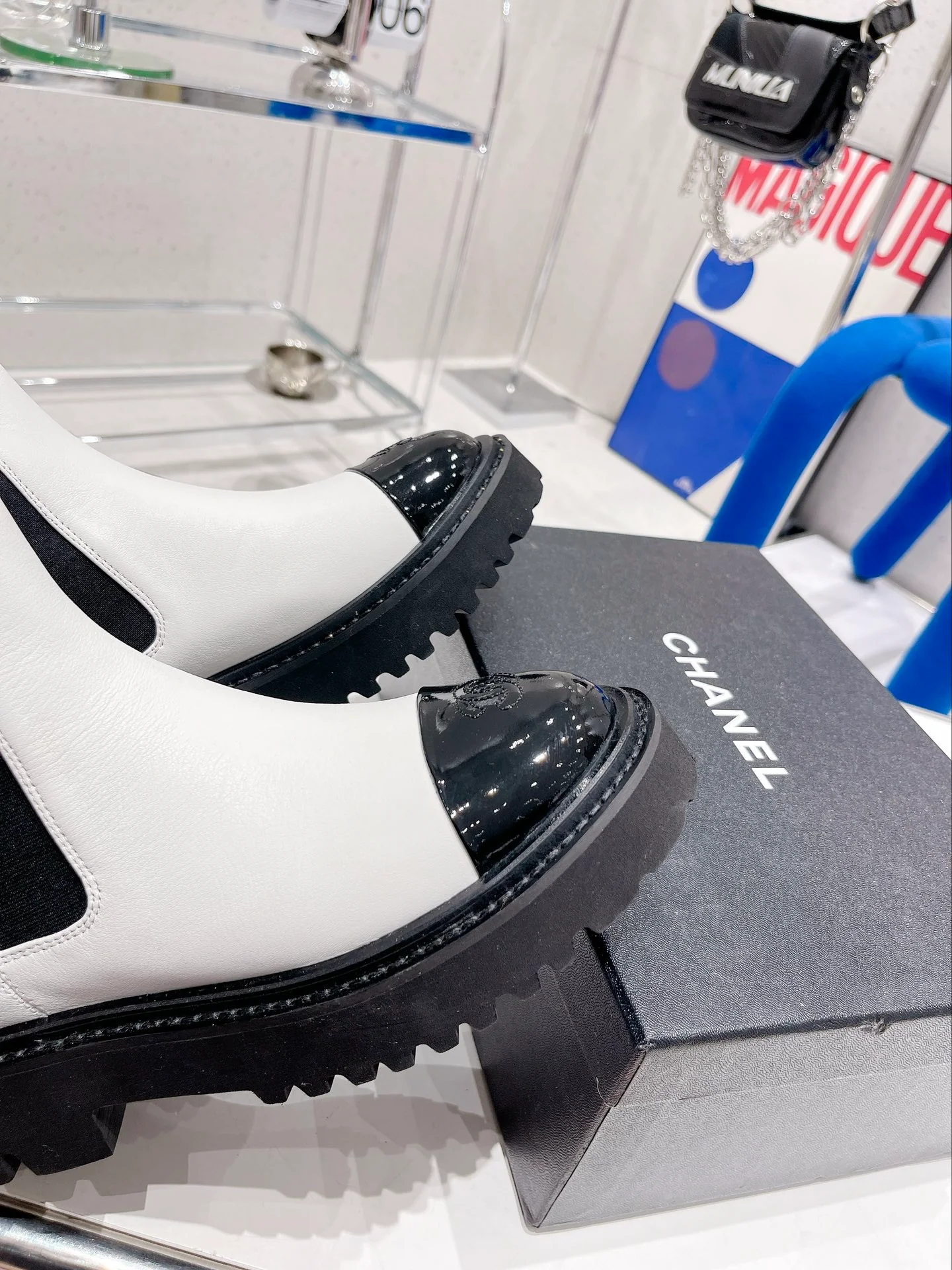 Новинка сезона осень/зима 2022 от Chanel - Ботинки челси на молнии - Белые