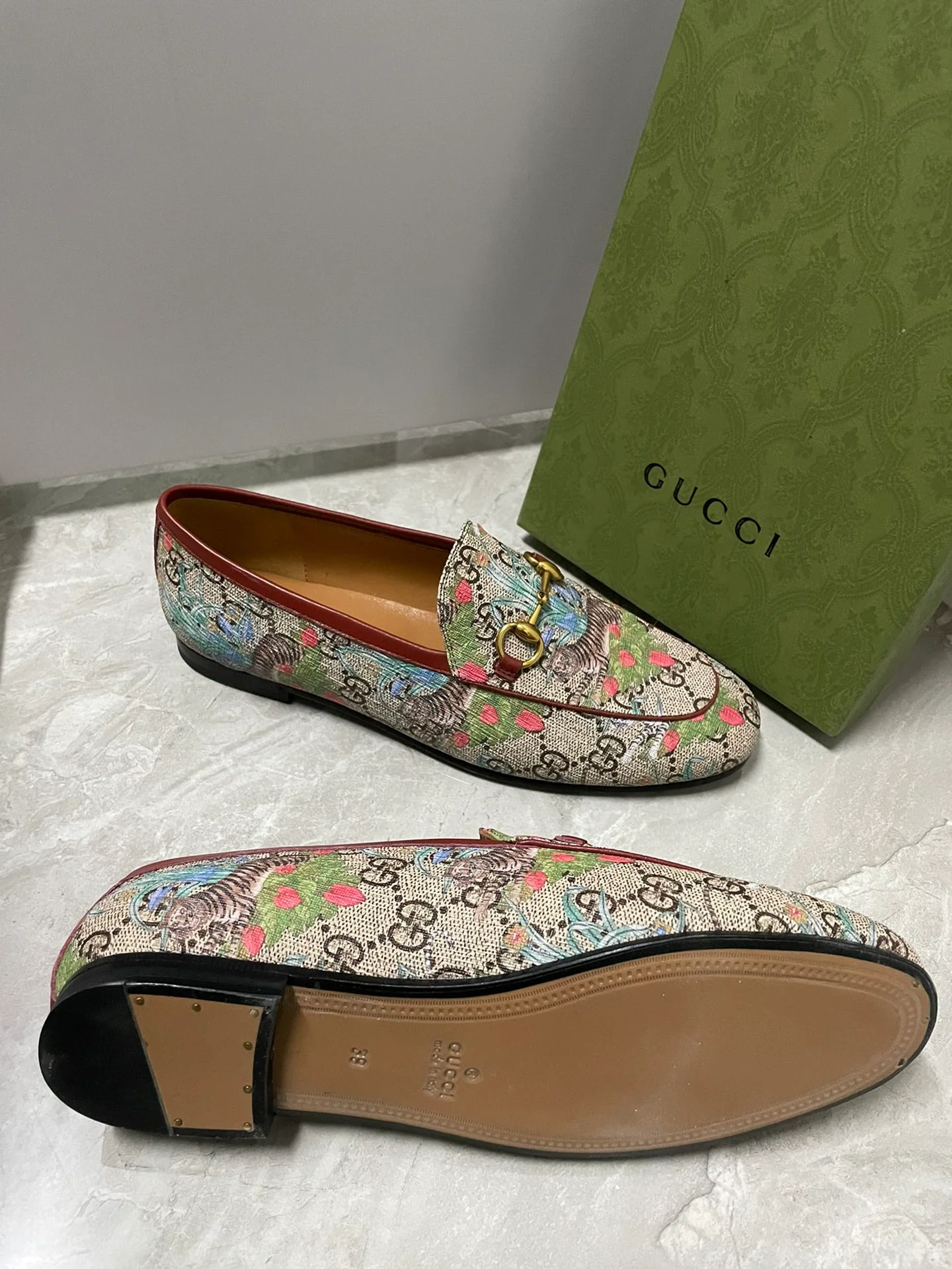 Лоферы из новогодней коллекции Gucci 2022 года