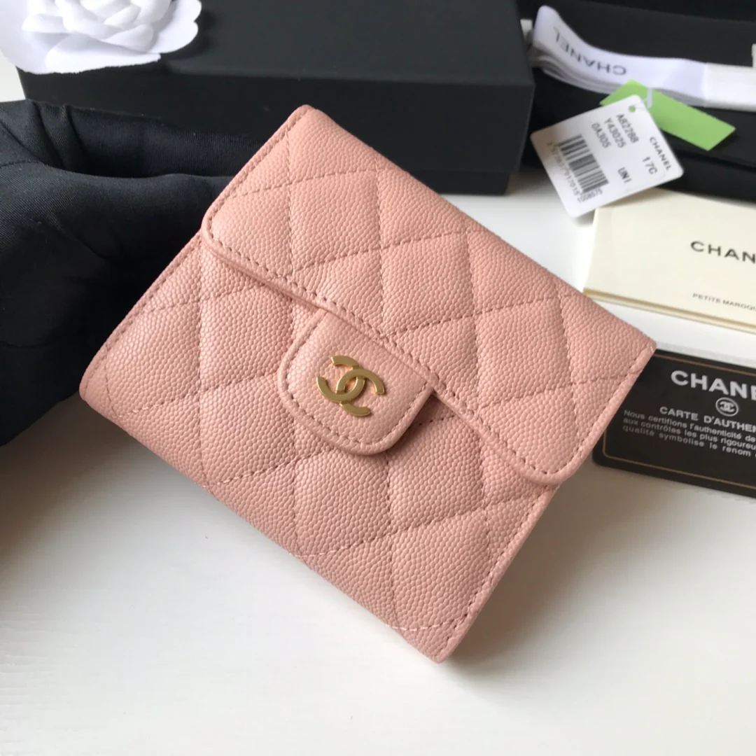 Трехсекционный кошелек Chanel - розовый, из кожи с шариковым узором и золотой пряжкой.