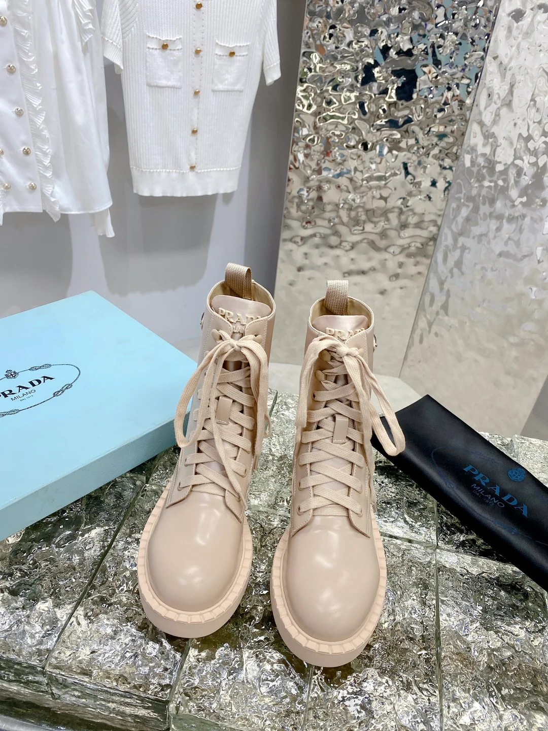 Новинка сезона осень/зима 2022 от Prada — ботинки Dr. Martens на шнуровке с треугольным логотипом.