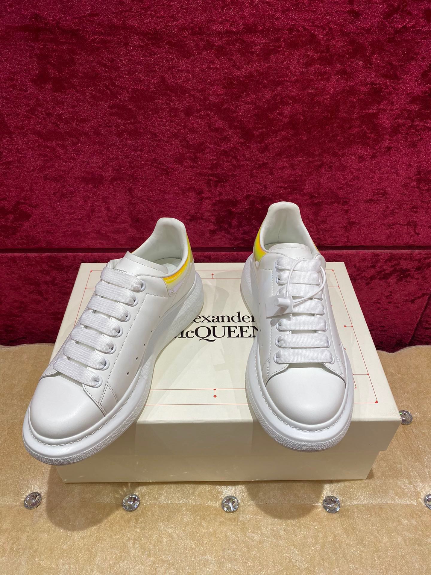 McQueen - Классические белые кроссовки - Желтая задняя часть