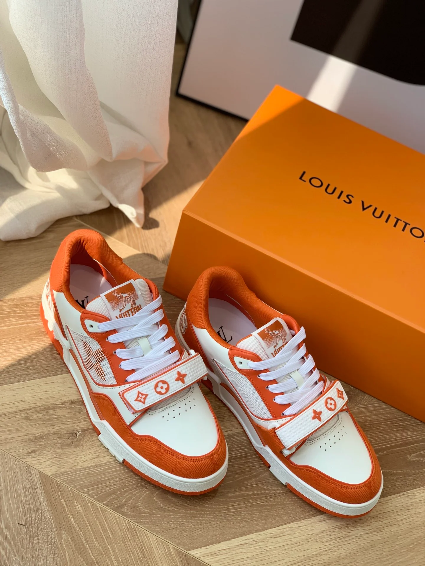 Серия LV-trainer - красные кроссовки