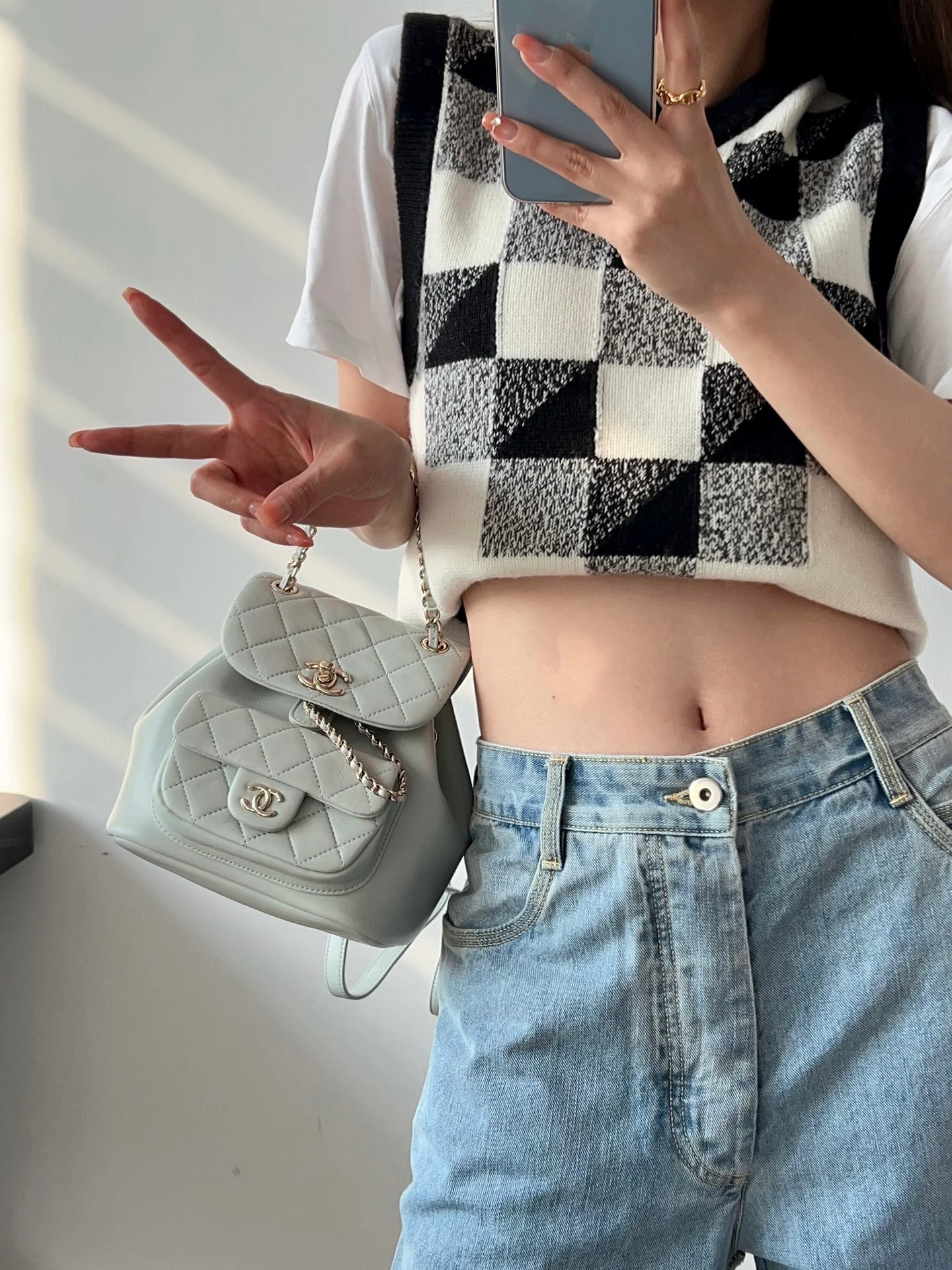 Новинка начала лета 2023 от Chanel - Мини-рюкзак Duma - Серо-голубой - Фотографии в действии.