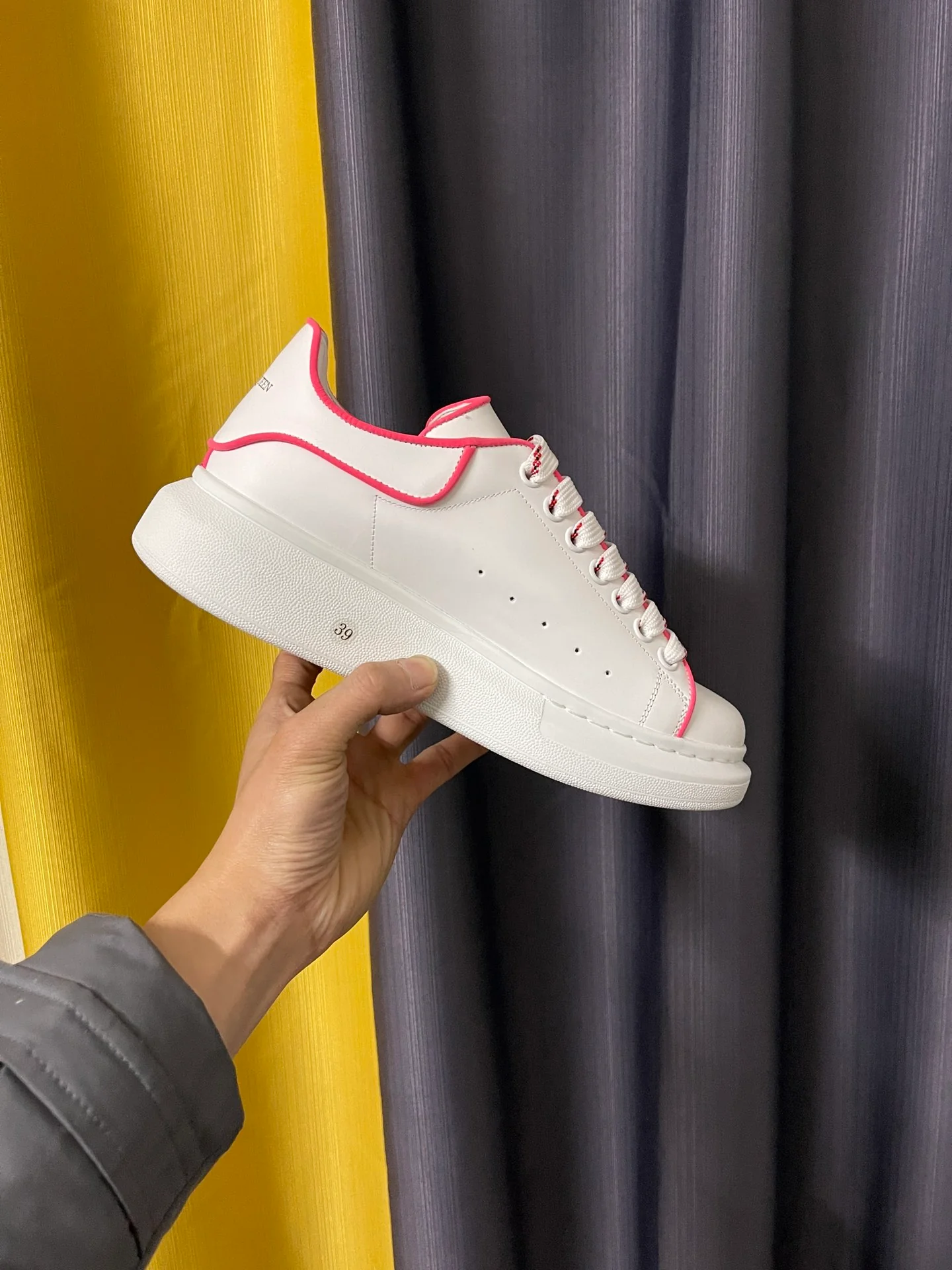 Классические белые кроссовки McQueen - унисекс - светоотражающие, розово-красные (3M).