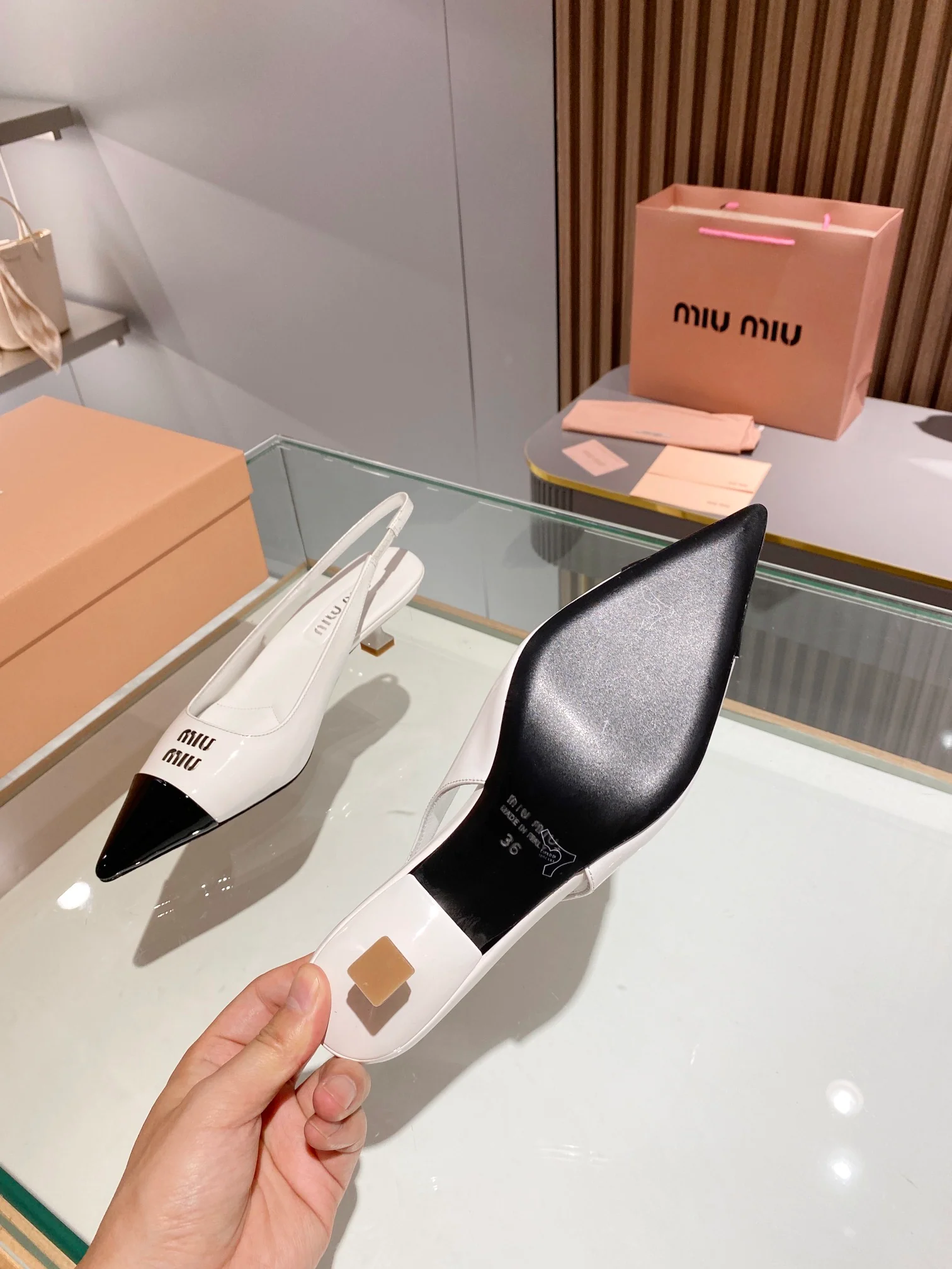 Новинка сезона весна/лето 2023 от Miu Miu - сандалии на низком каблуке с открытой пяткой