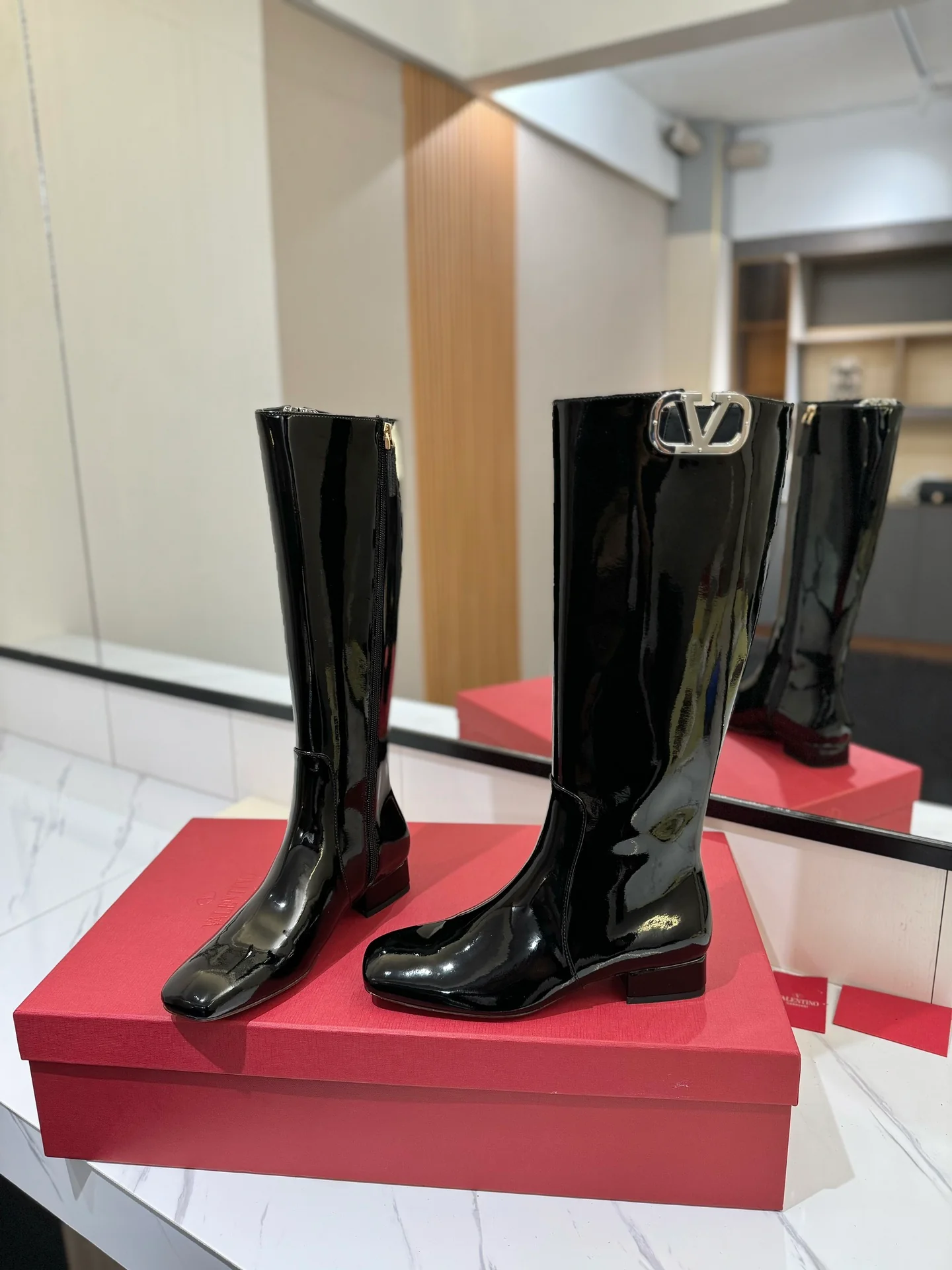 Кожаные сапоги Valentino 2024 - черные