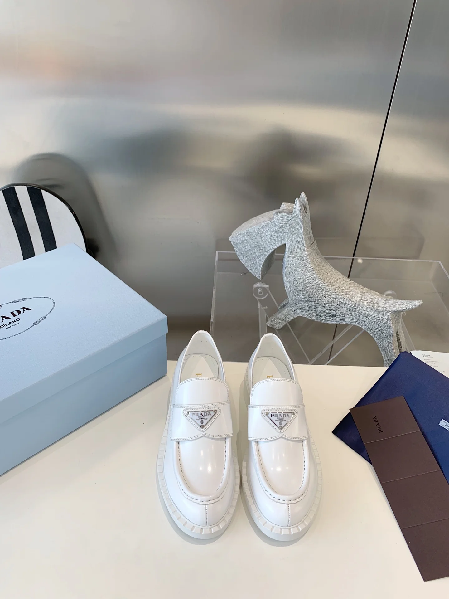 Лоферы Prada Gear - белые