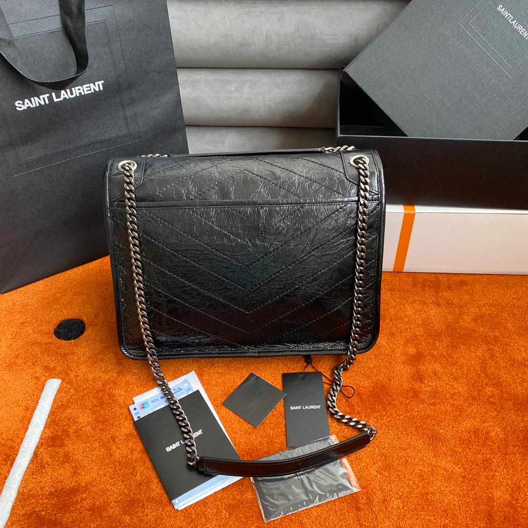Сумка YSL Large Niki из кожи с черной пряжкой и D-образным кольцом.