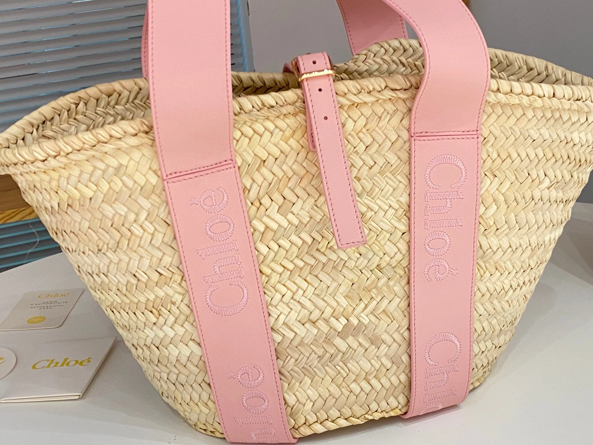 Новинка лета 2023 от Chloe - плетеная соломенная сумка - розовая