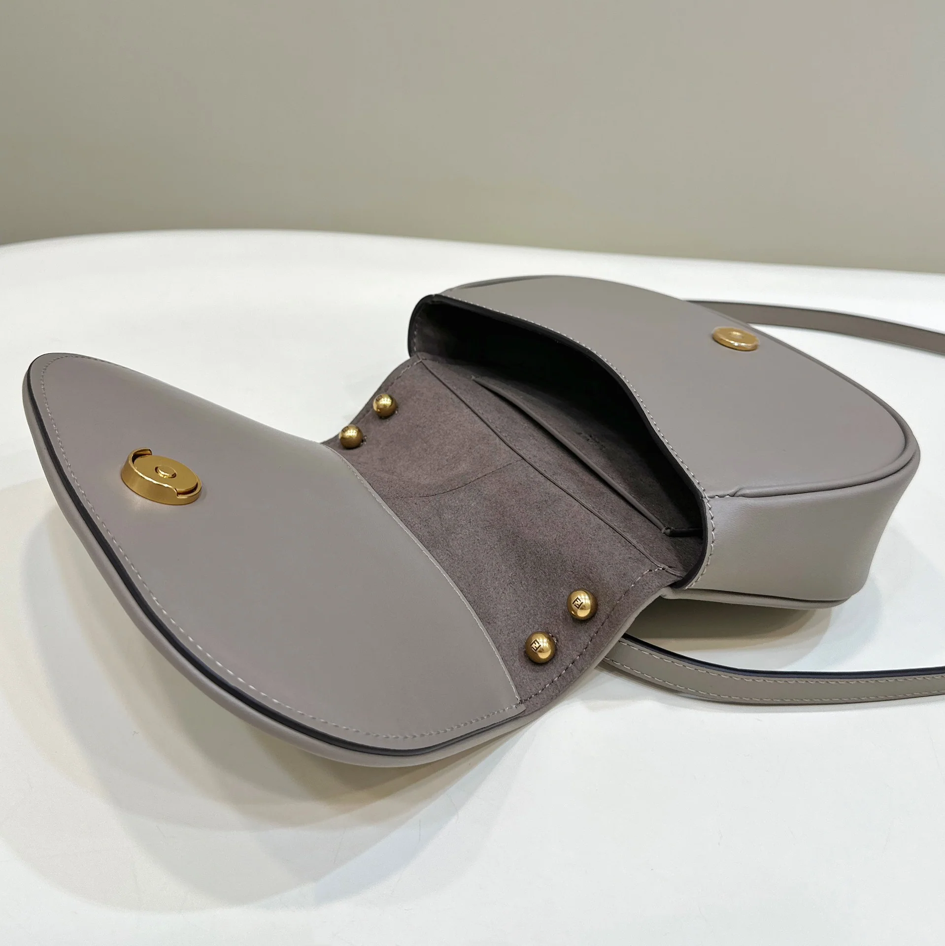 Сумка-седло Fendi в стиле ретро с клапаном — цементно-серый