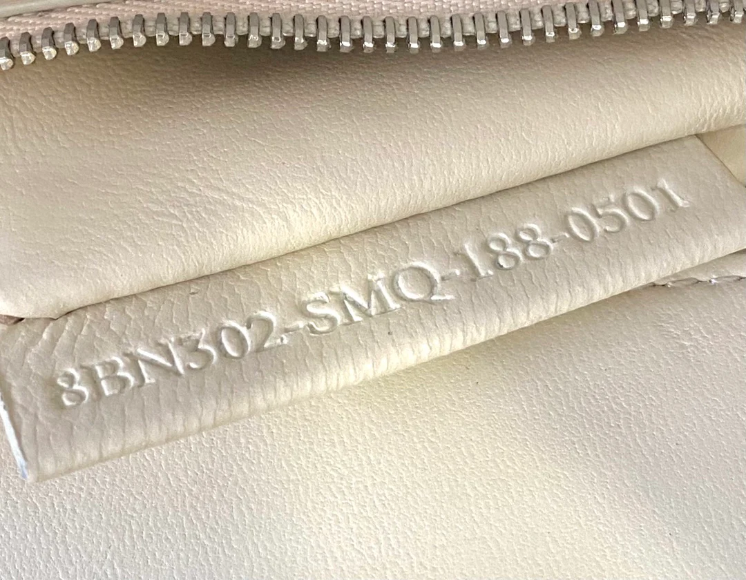 Маленькая белая кожаная сумка Fendi Peekaboo - 1