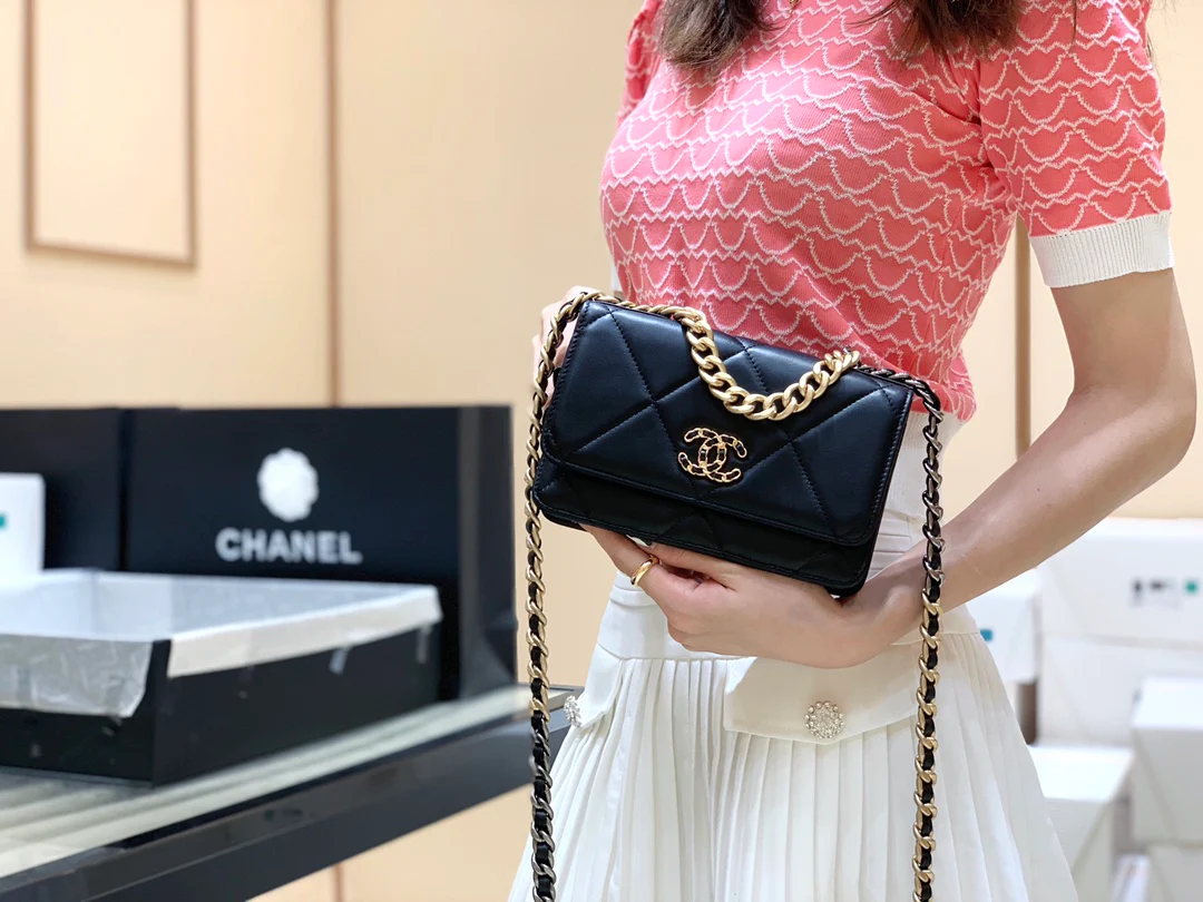 Сумка-клатч/кроссбоди Chanel Classic Logo Quilted WOC 2019 года, черная.