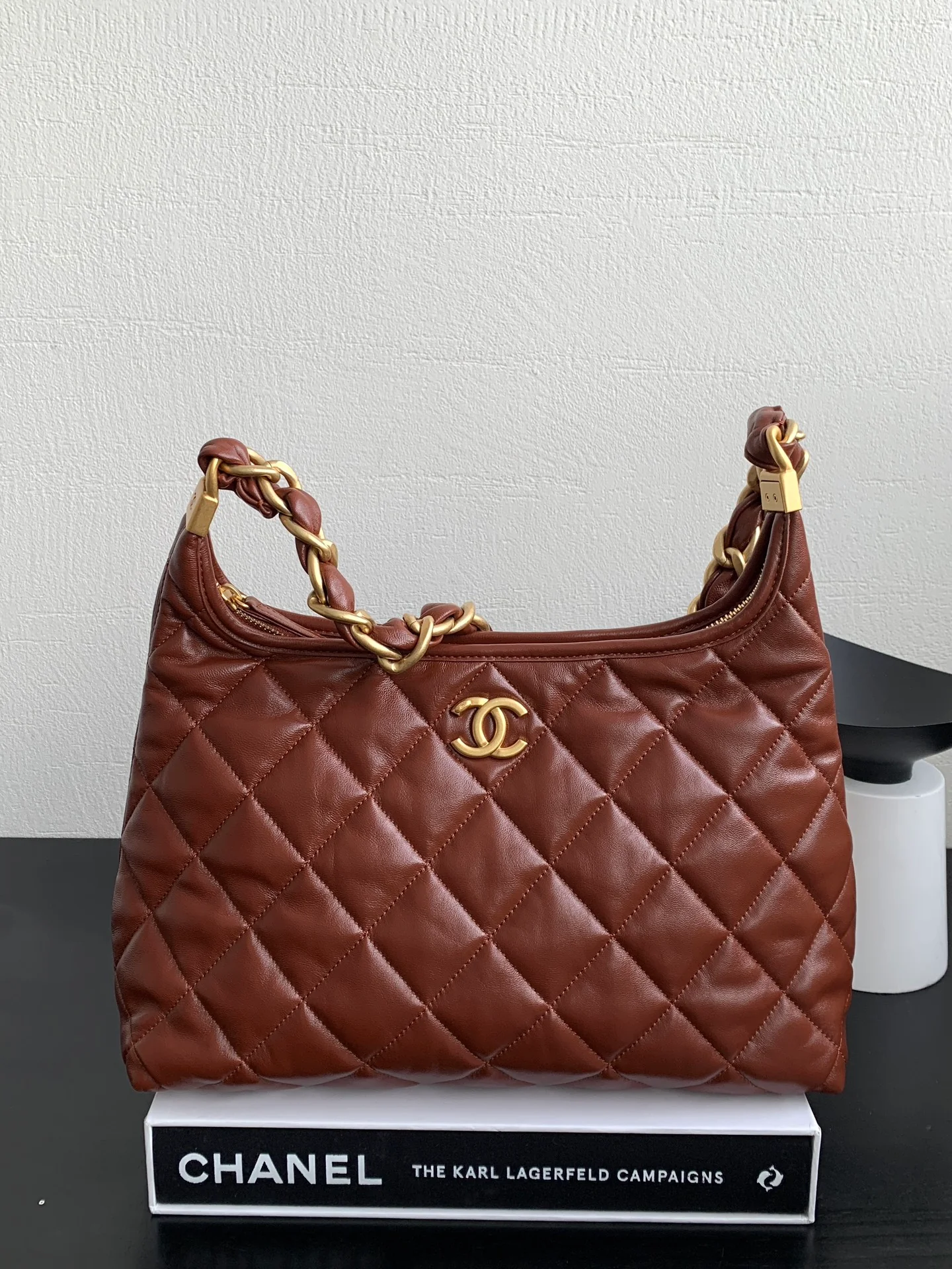 Сумка-хобо Chanel с массивной цепочкой, большой размер, красная.