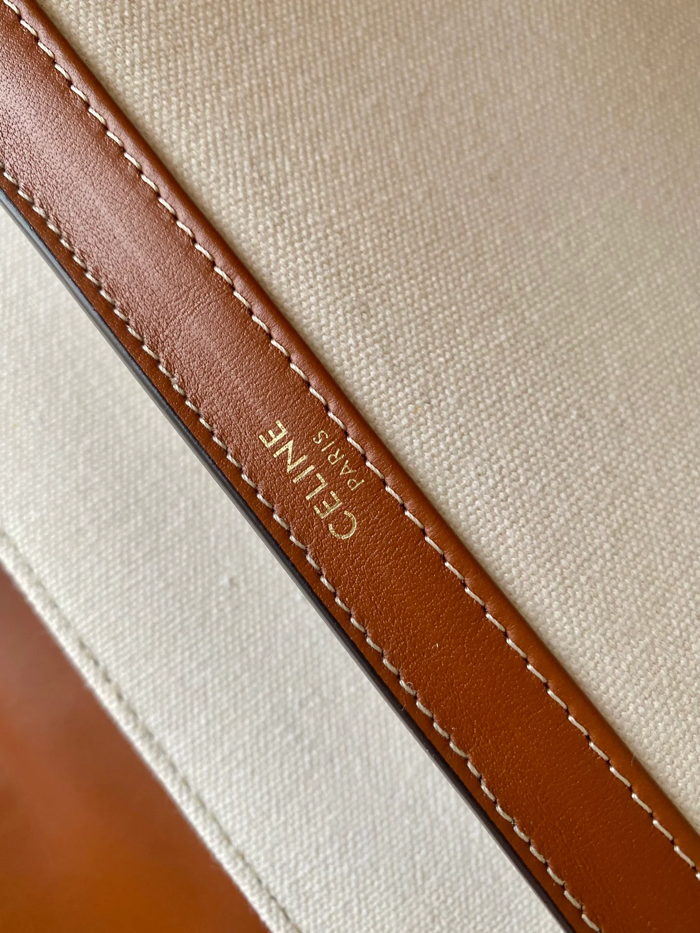 Сумка Celine Soft 16 Medium из канваса и кожи.