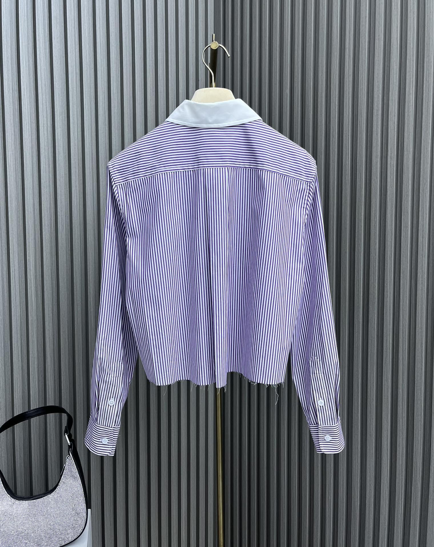 Miu Miu - 2404-24 Новинка: Рубашка с коротким рукавом в полоску с буквенным рисунком