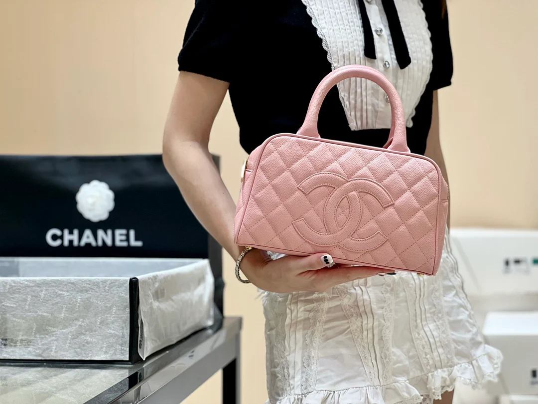 Винтажная сумка-боулинг Chanel из икры, розовая.