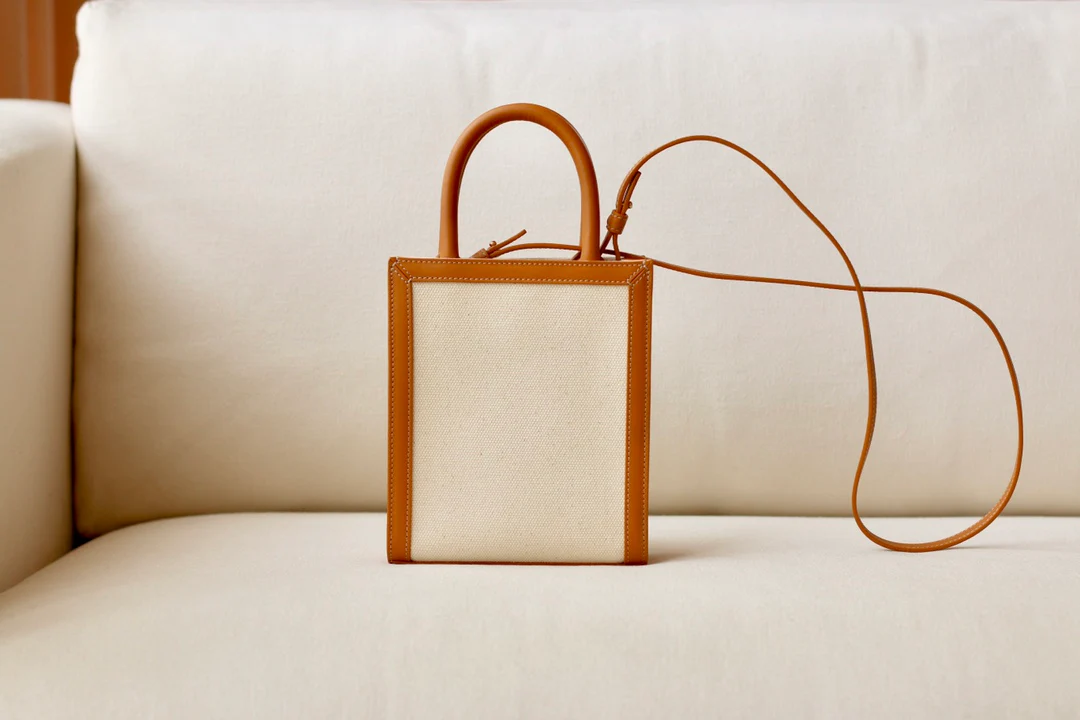 Мини-сумочка Celine Cabas Sulky с принтом из кожи вагю, вертикальная, желто-коричневая ткань.