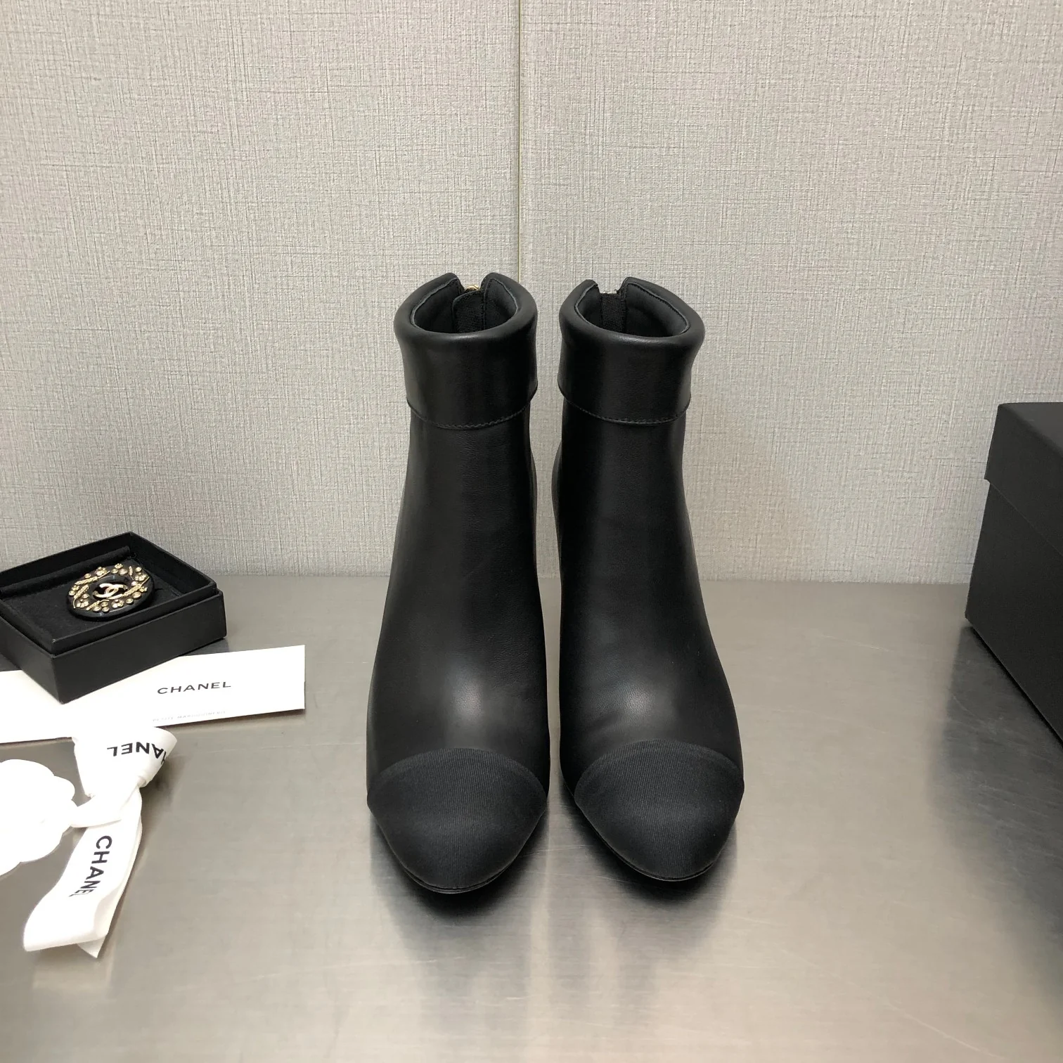 Новинка сезона осень/зима 2022 от Chanel - Ботильоны на высоком каблуке - Черные