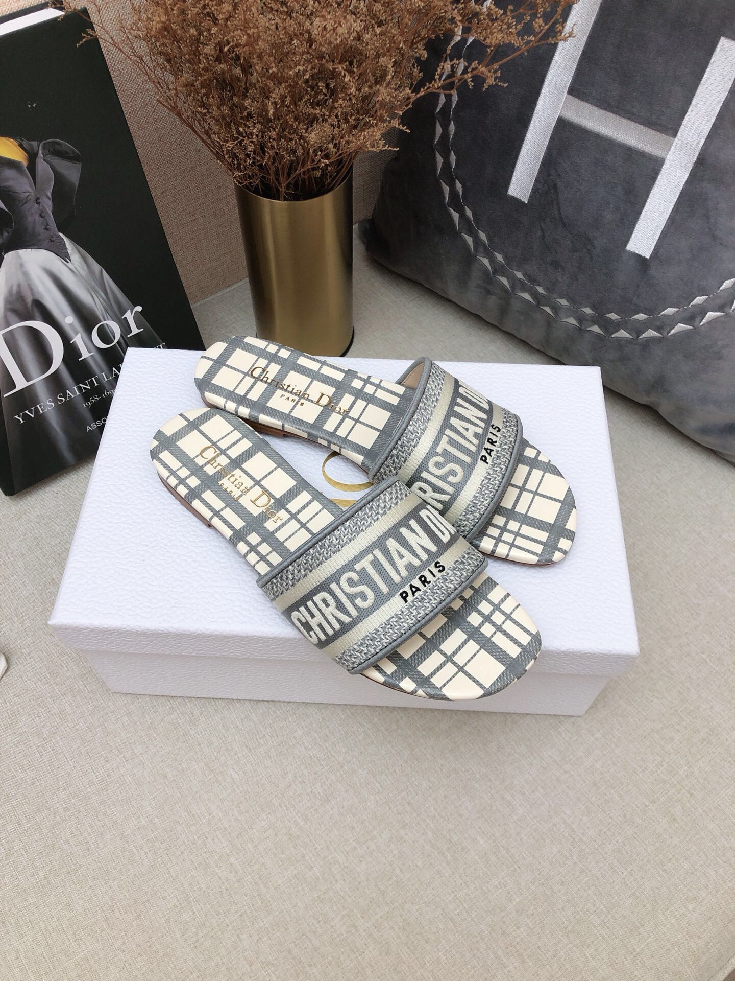 Новинка весенней коллекции Dior 2022 года - вышитые тапочки - клетчатые серые.