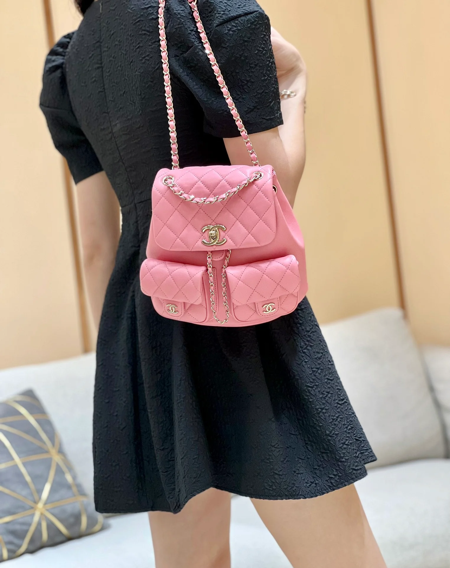 Коллекция Chanel Весна/Лето 2023 - Duma - Однотонный рюкзак из телячьей кожи - Розовый