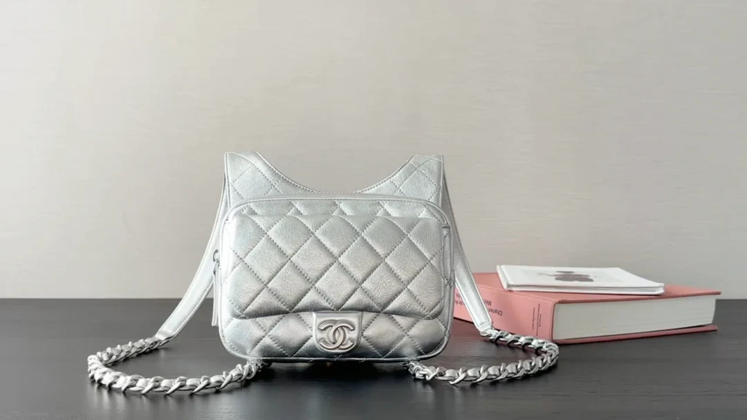 Новая коллекция Chanel весна/лето - сумка-хобо - сумка-мессенджер в стиле хиппи - серебристая