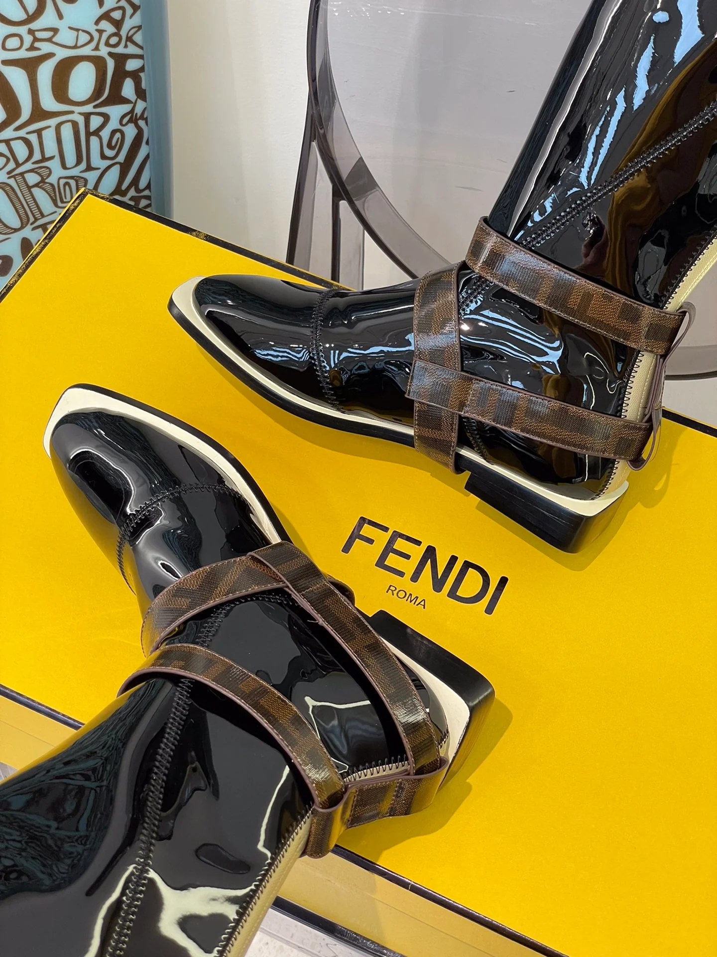 Fendi - Лакированные сапоги до колена в британском стиле с лоскутным дизайном - Черные