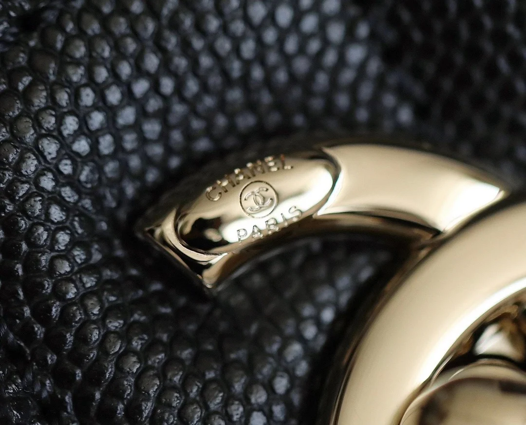 Мини-сумка Chanel Coco Handle — черная кожа с золотистой пряжкой.