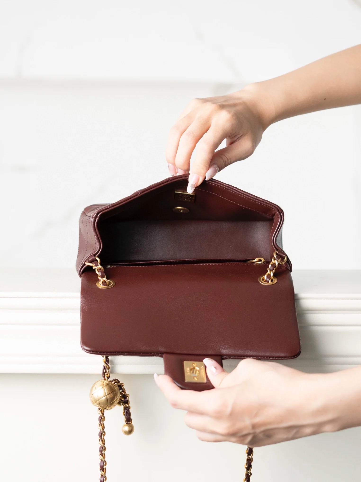 Мини-платье Chanel CF Gold Ball, бордовое.