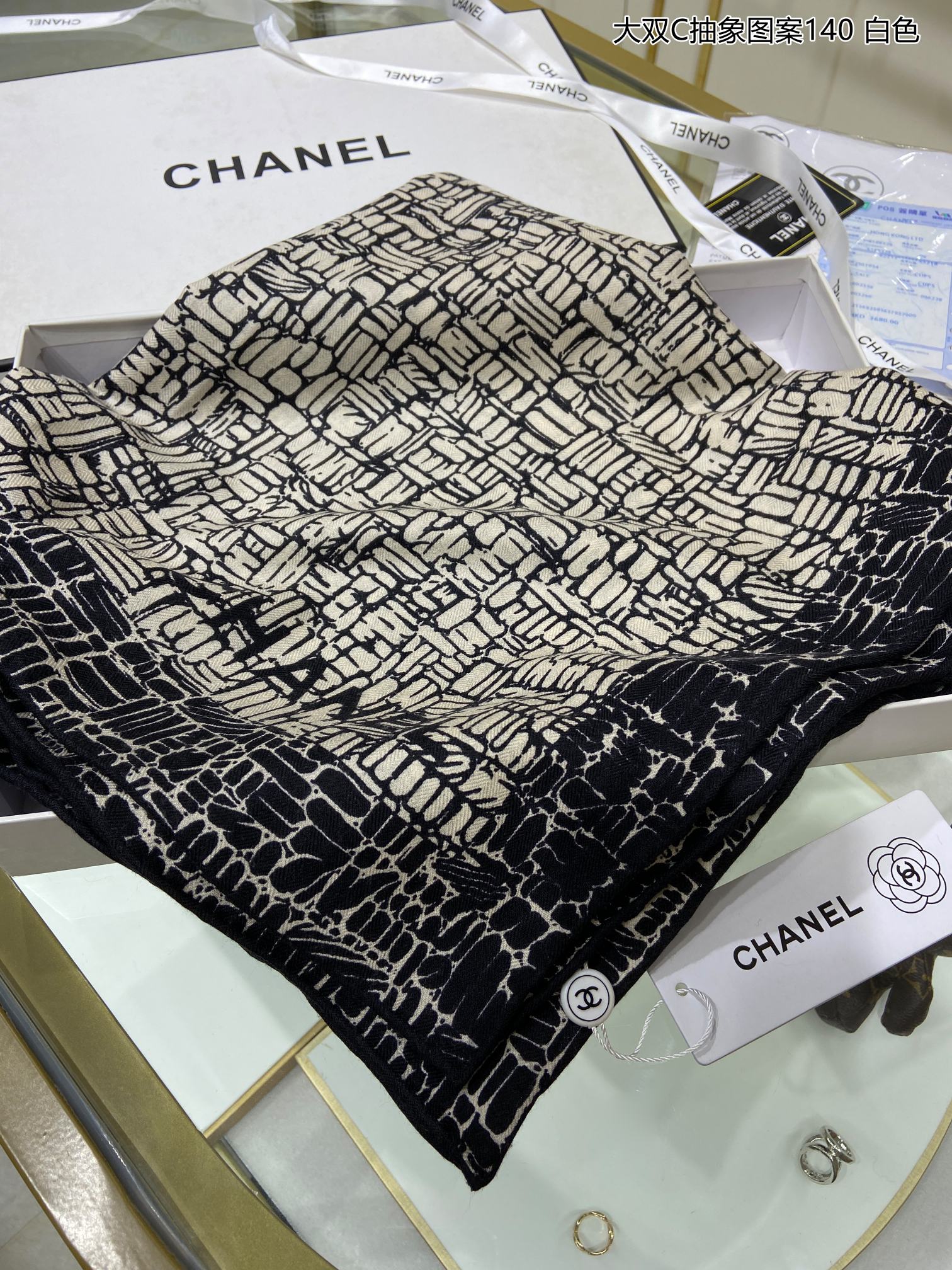 Большой шарф Chanel с абстрактным узором ?Двойная буква С? — 140 см x 140 см — 80% кашемир — 20% шелк — серый.