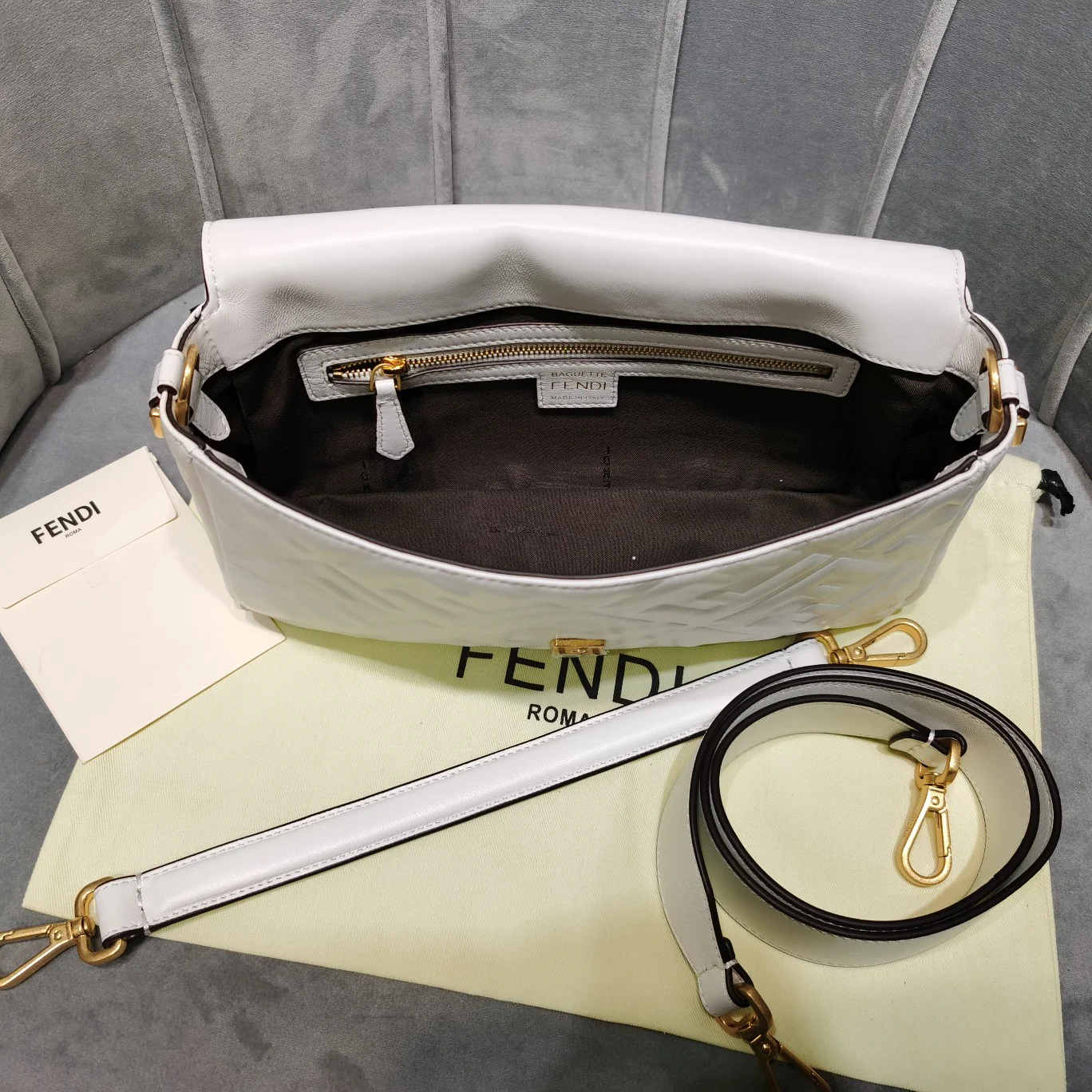 Сумка Fendi Baguette Medium из белой кожи - 1