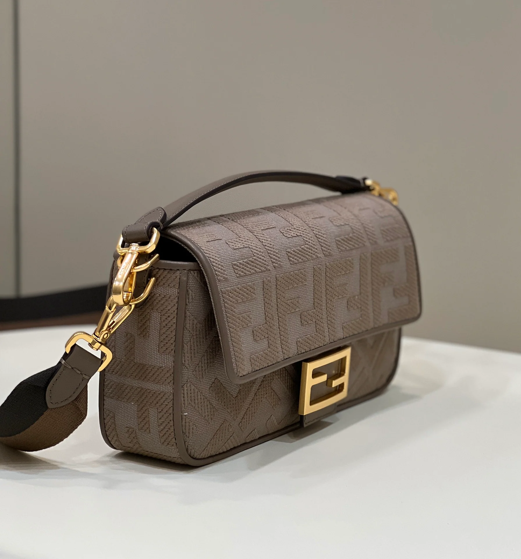 Сумка-багет Fendi среднего размера из коричневого холста.