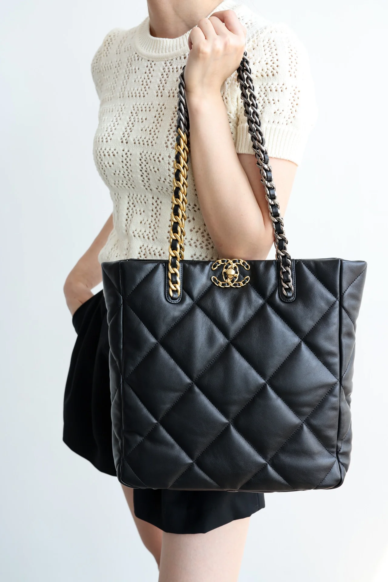 Новинка сезона осень/зима 2022 от Chanel - сумка-шоппер из 19 сумок - черно-золотая.