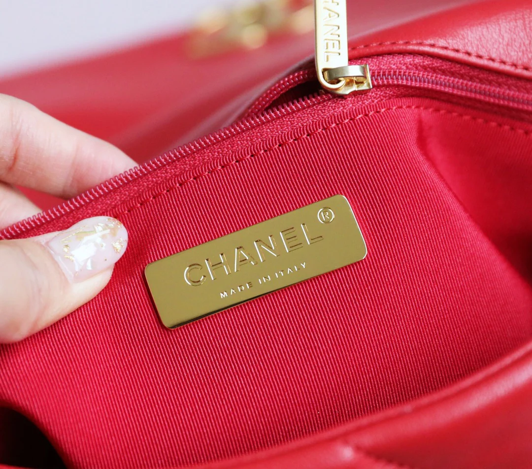 Сумка Chanel 19 - маленькая, красная.