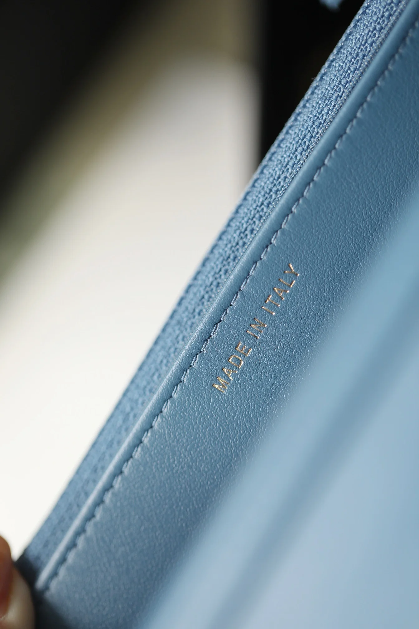 Новая весенняя коллекция джинсовой одежды Chanel - Chain Gold Ball - woc