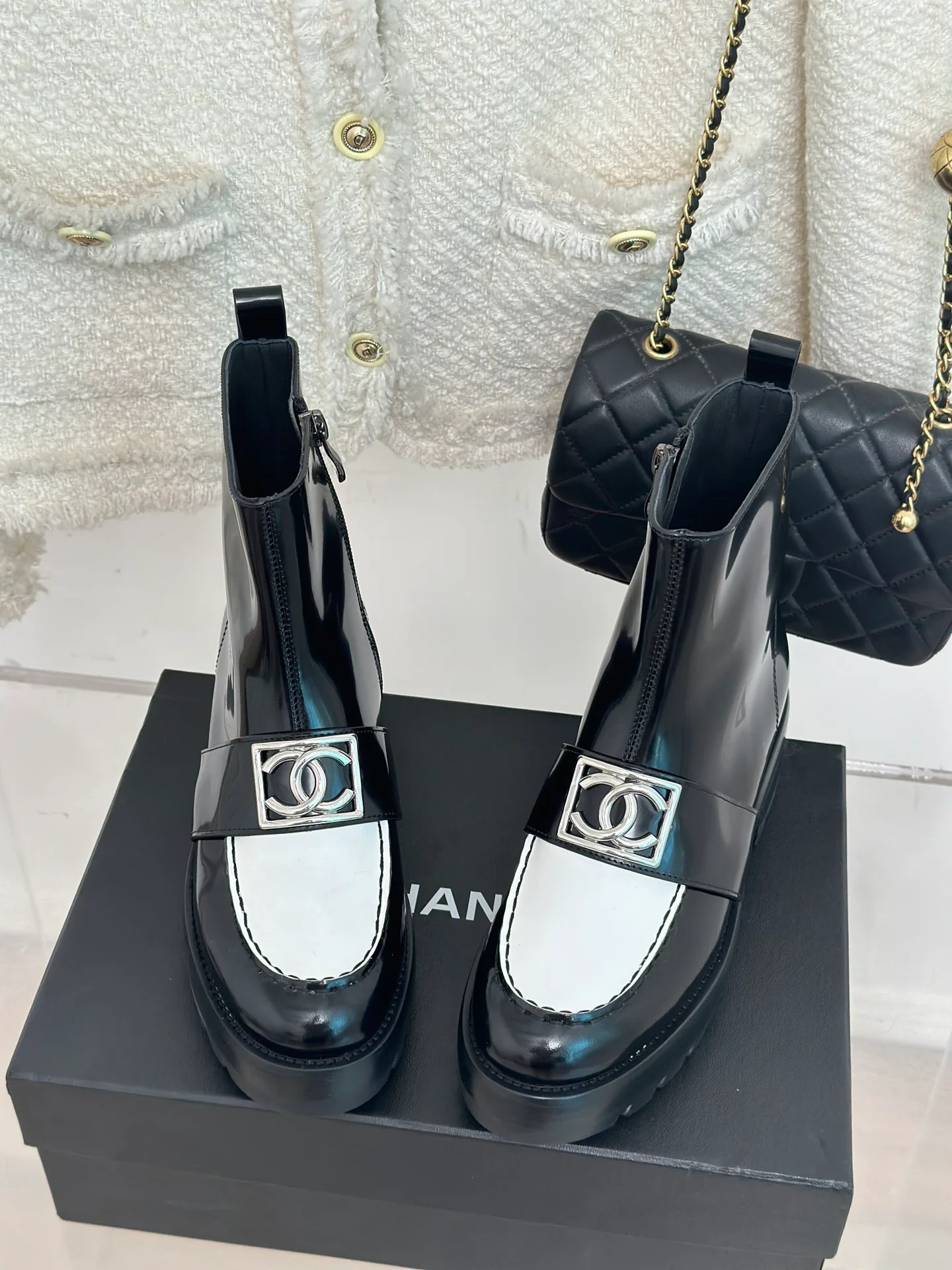 Новинка сезона осень/зима 2023 от Chanel - Ботильоны на массивном каблуке с квадратной пряжкой - Белые