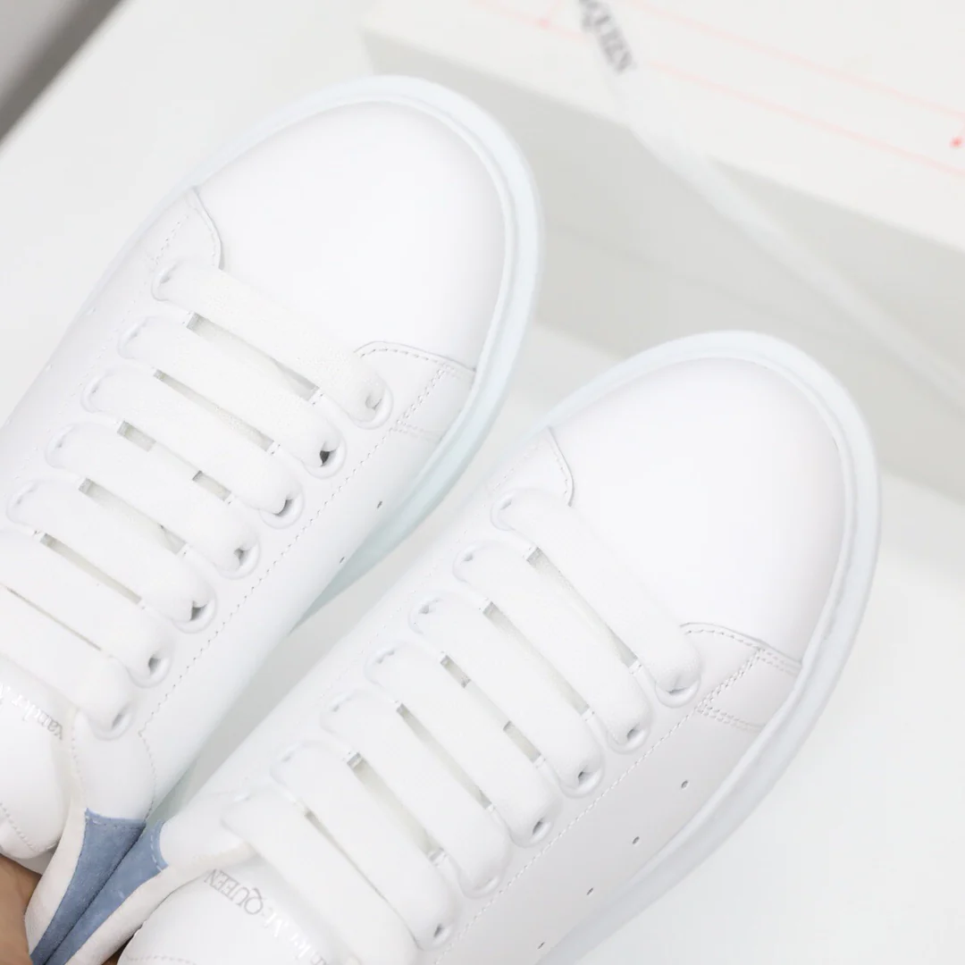 Классические белые кроссовки McQueen - нежно-голубые